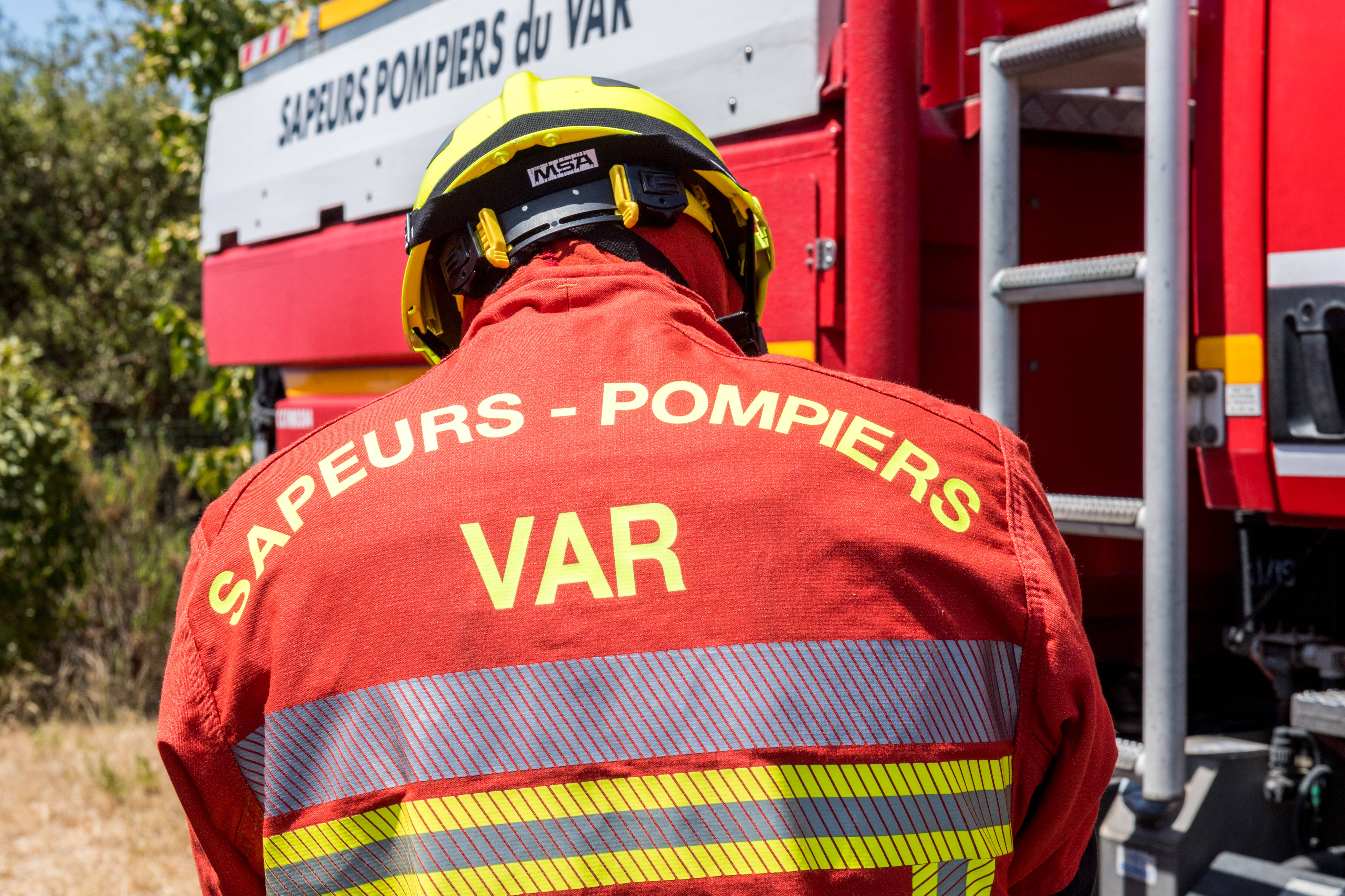 Un feu de végétation en cours dans un village du haut Var, 5 hectares déjà parcourus par les flammes