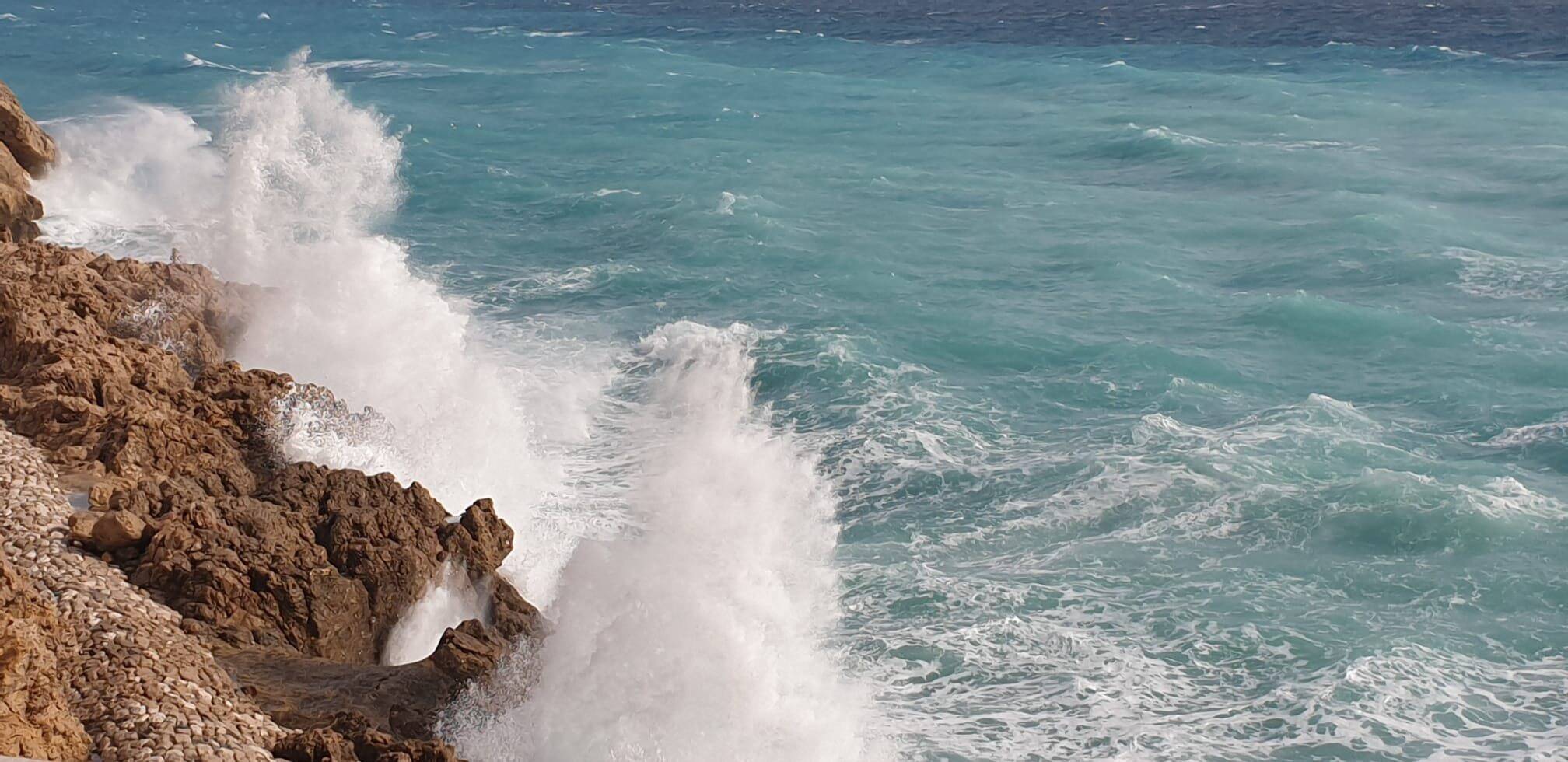 Baignade interdite sur l'ensemble des plages et fermeture du sentier littoral à Nice