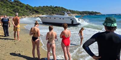 Emporté par la houle, un bateau vient s’échouer au milieu des baigneurs sur une plage du golfe de Saint-Tropez
