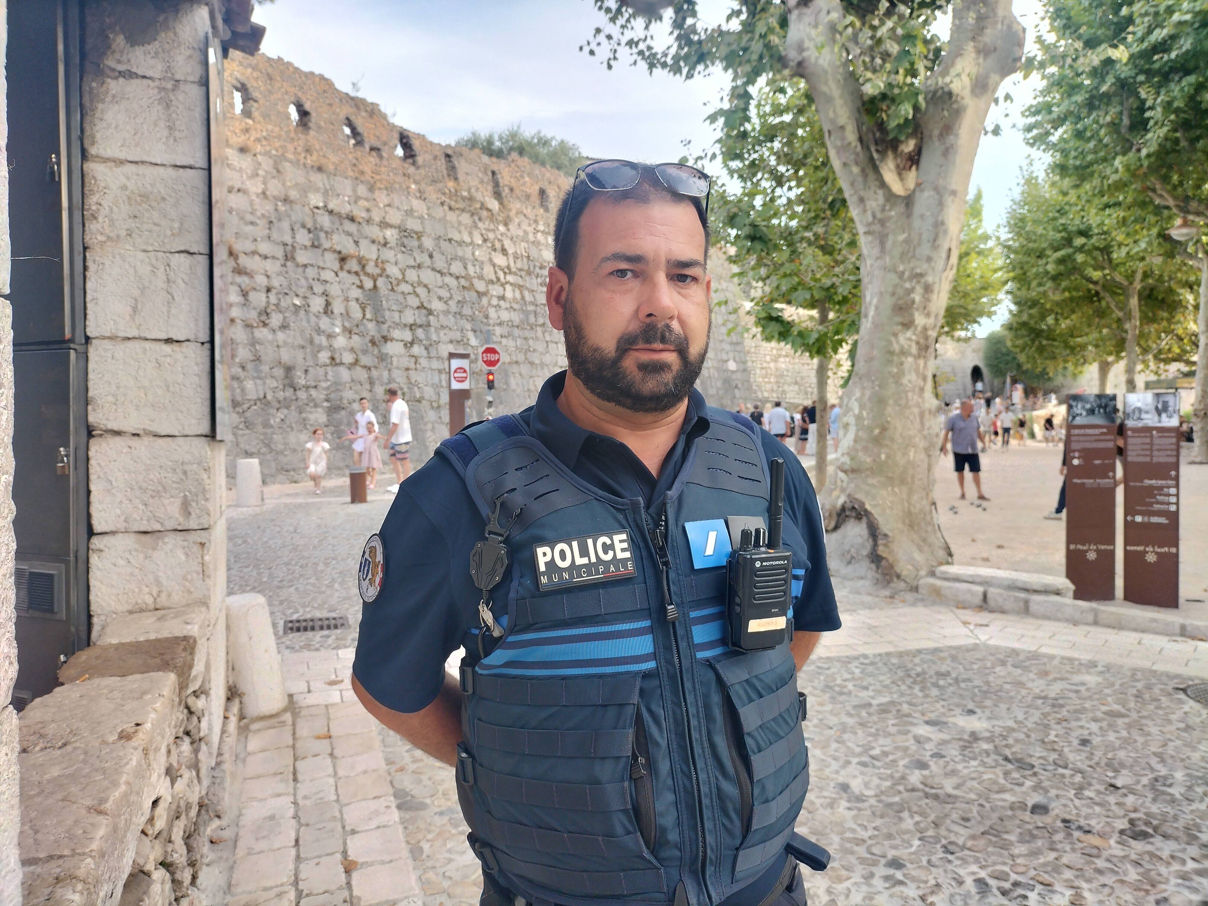 "Le petit commençait à devenir bleu": un policier municipal sauve un enfant de l'étouffement dans les rues de Saint-Paul-de-Vence