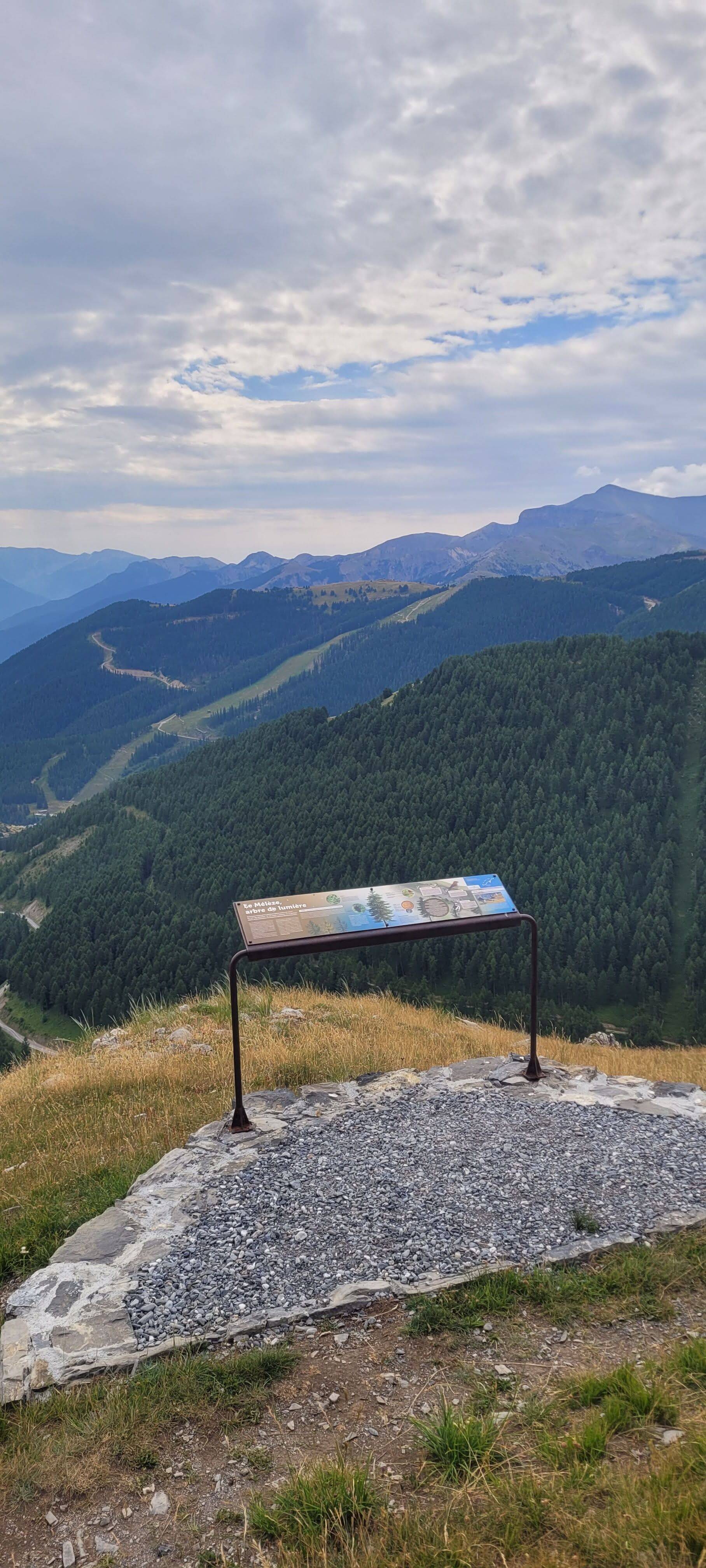 Dix aires thématiques avec des panneaux explicatifs et des belvédères: ce nouveau sentier offre une vue imprenable sur la station d'Auron