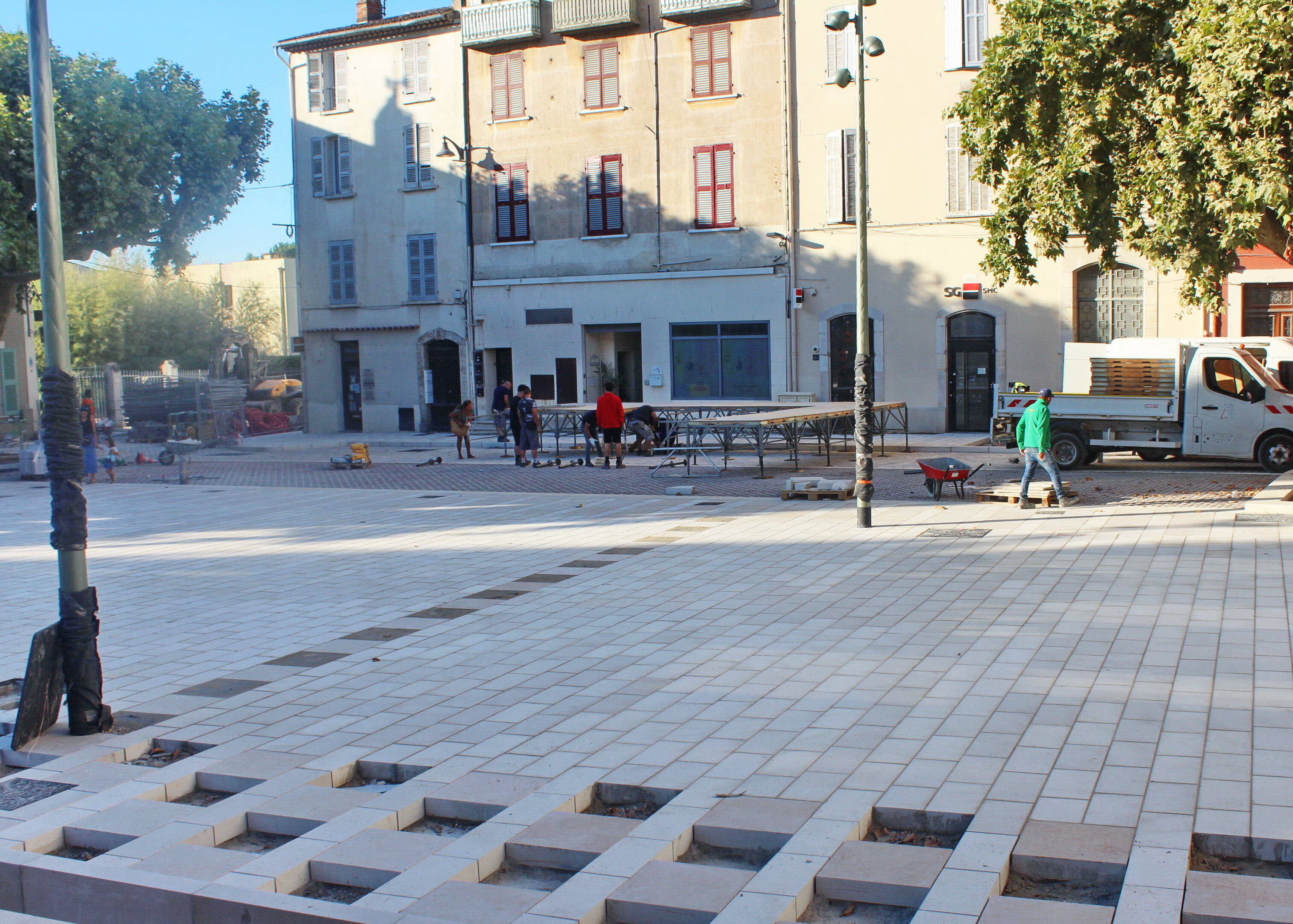 Le concert en hommage à Edith Piaf et Charles Aznavour a eu lieu sur la nouvelle place du Luc
