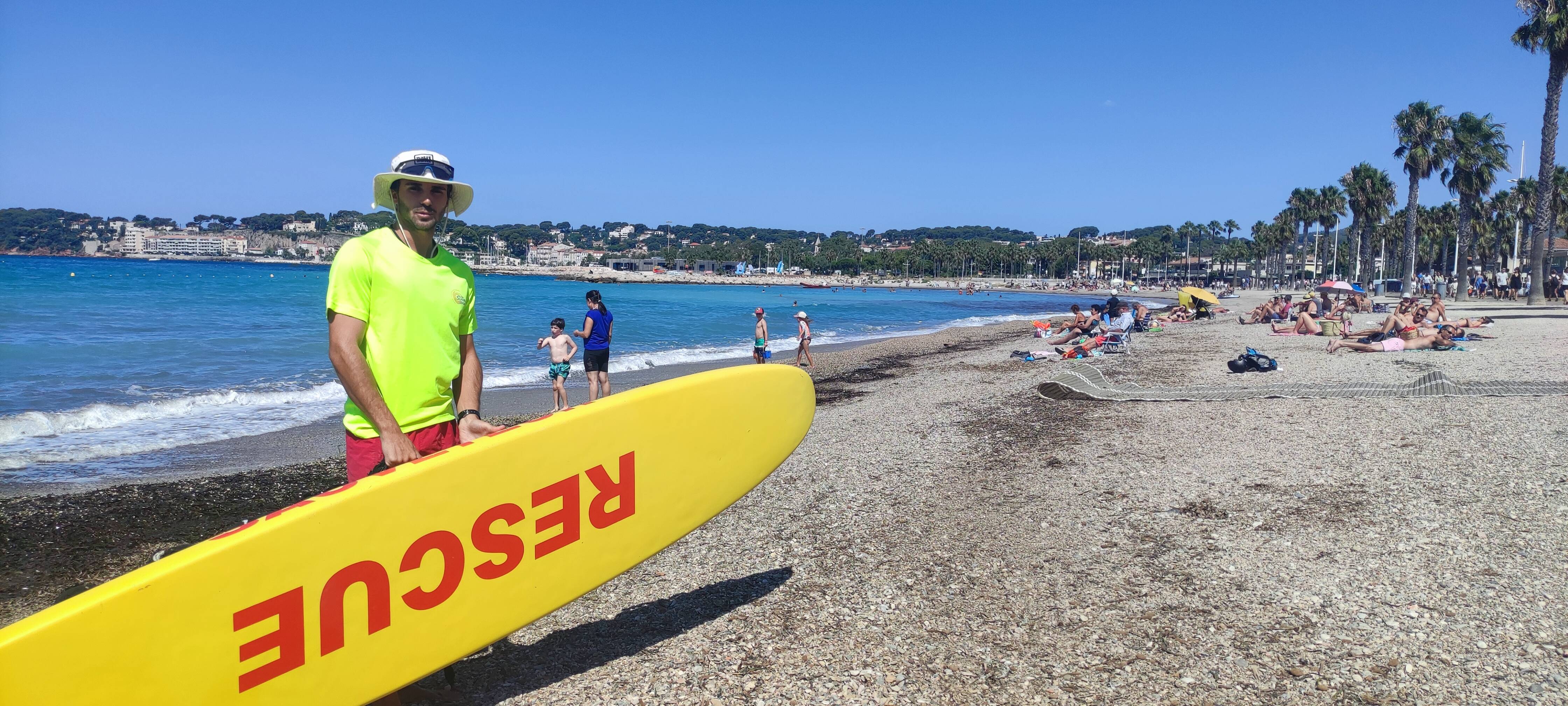 "Surveillant de plage, c'est être au coeur de l'été": rencontre avec Florian, saisonnier qui veille sur les baigneurs à Six-Fours