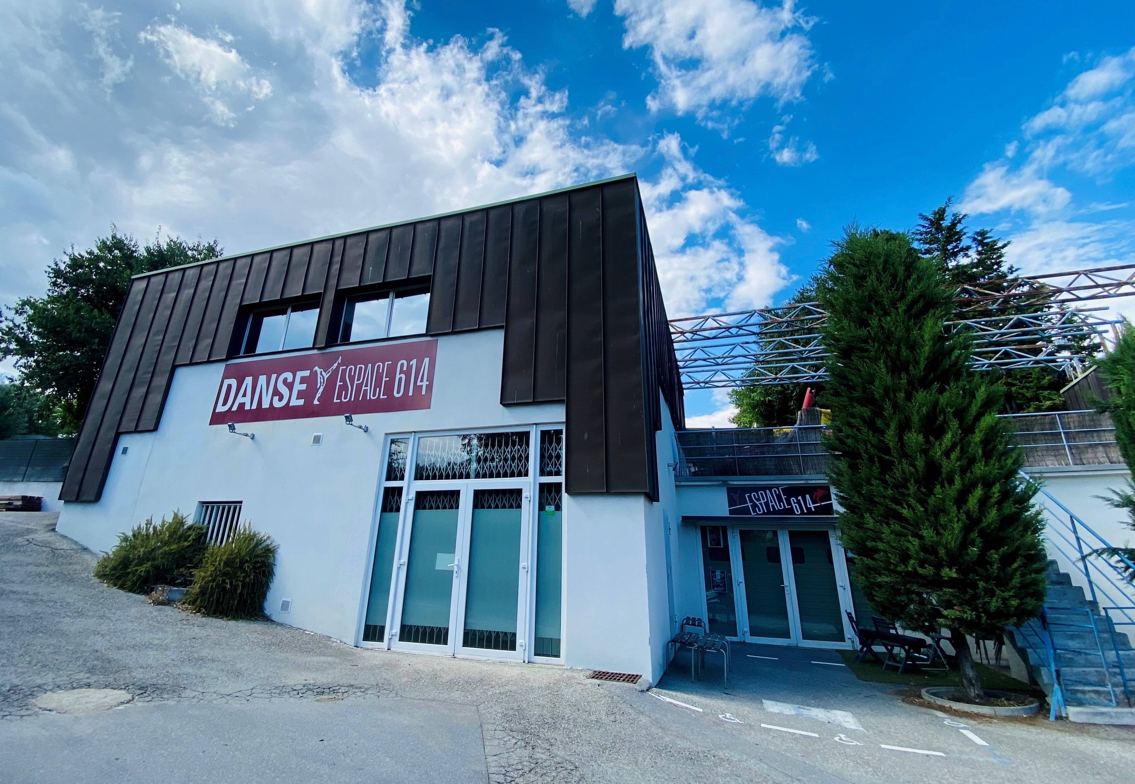 La cofondatrice licenciée, c'est le chaos dans cette école de danse azuréenne