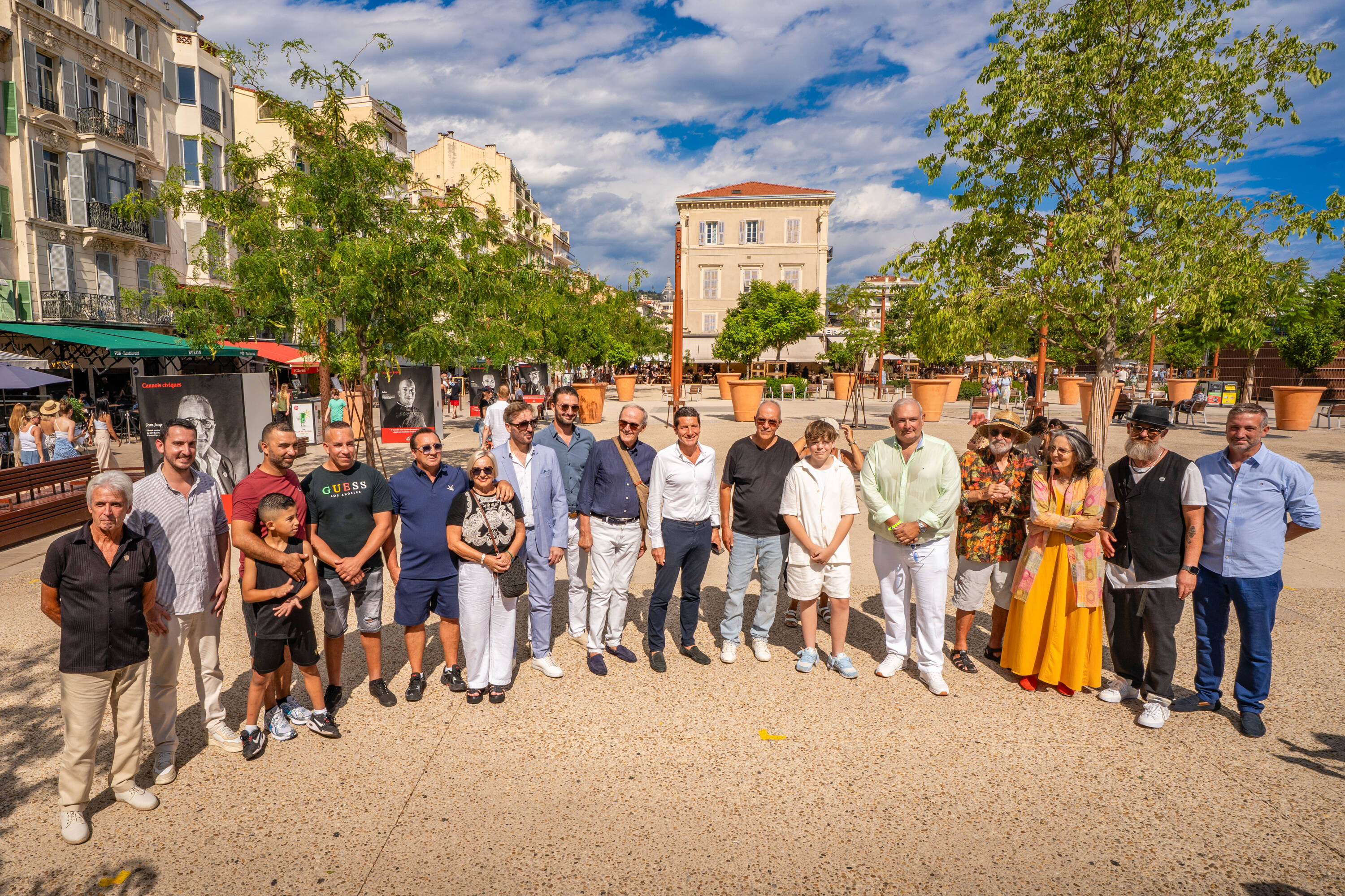 Les héros du quotidien à l'affiche sur les Allées de la Liberté de Cannes