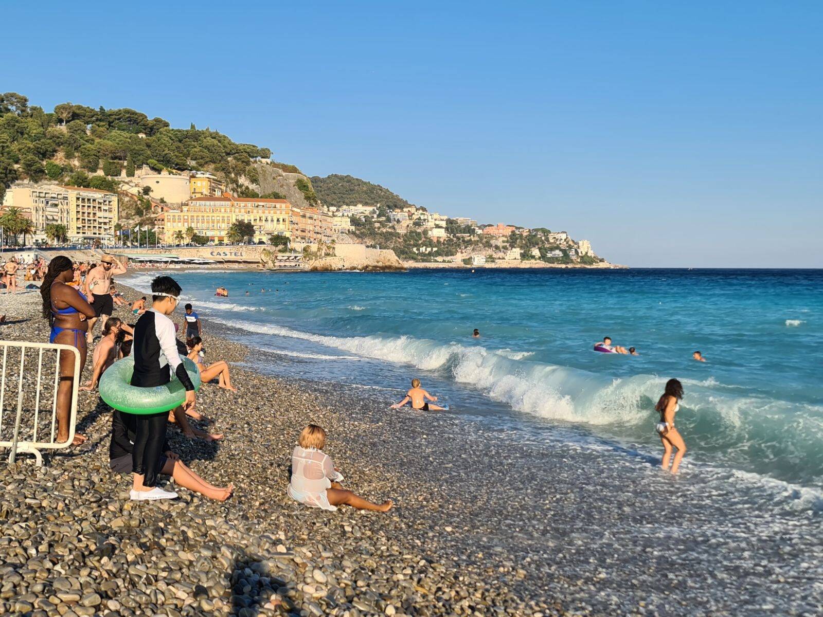 "Je n'ai vu aucune signalisation": il y avait encore des baigneurs dans l'eau à Nice, malgré l'interdiction prise par la Ville