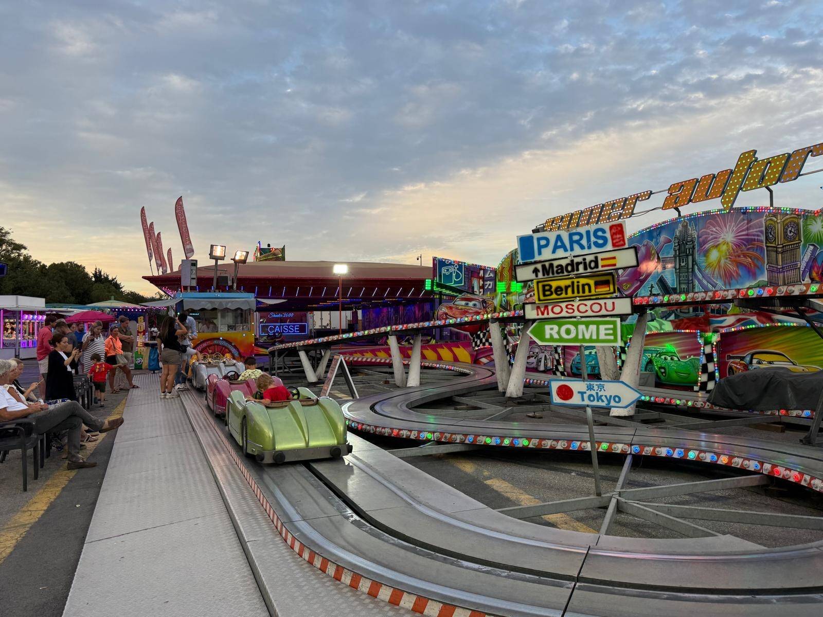 Antibes Land, Luna Park... Deux mondes qui s'éclairent en fin de journée à quelques kilomètres l'un de l'autre (Antibes et Cannes), deux façons de faire tourner la tête : chronique croisée de la nuit foraine.