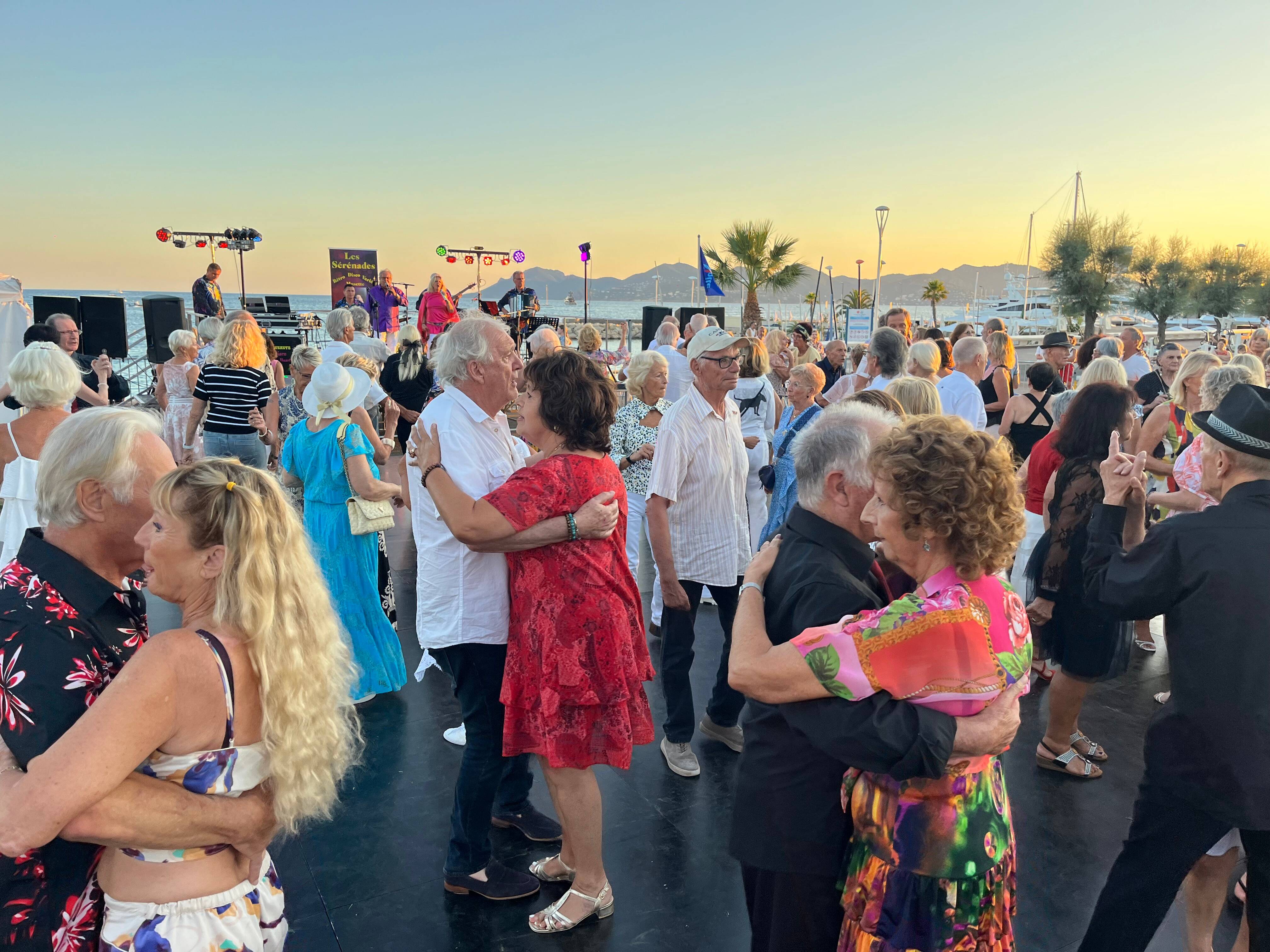 "La danse nous maintient en forme": quand les seniors envahissent le dancefloor à Cannes