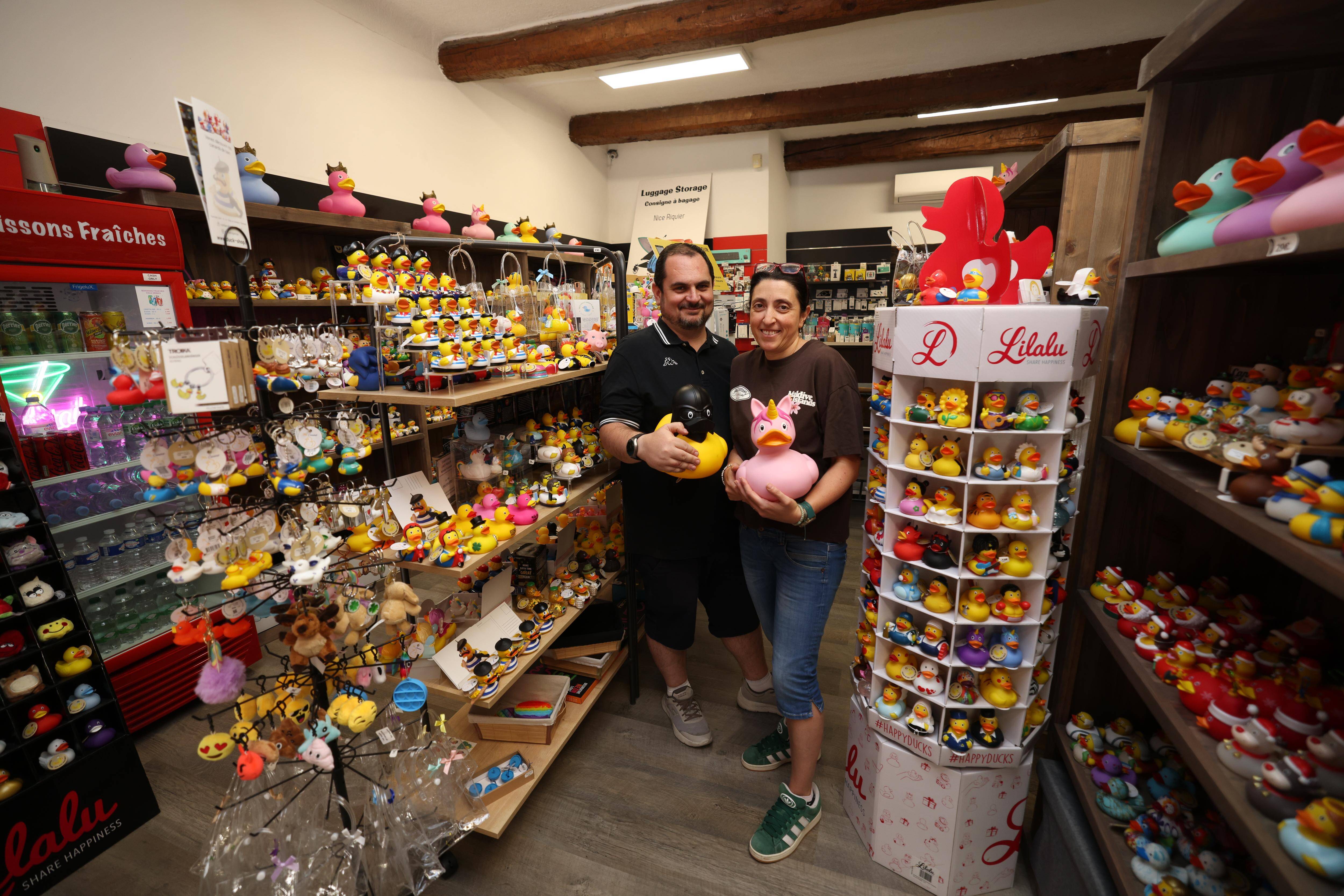 Ce commerce qui vend des canards de bain à Nice va devoir cesser son activité, on démêle l'imbroglio