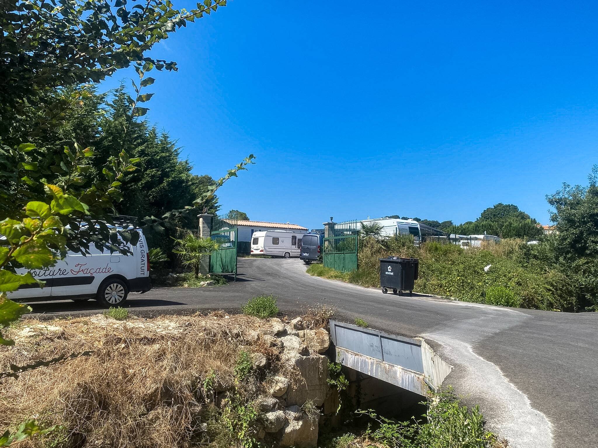 "Un poignard dans leur coeur à vie": deux enfants retrouvés morts dans une piscine à Antibes, le maire réagit avec émotion