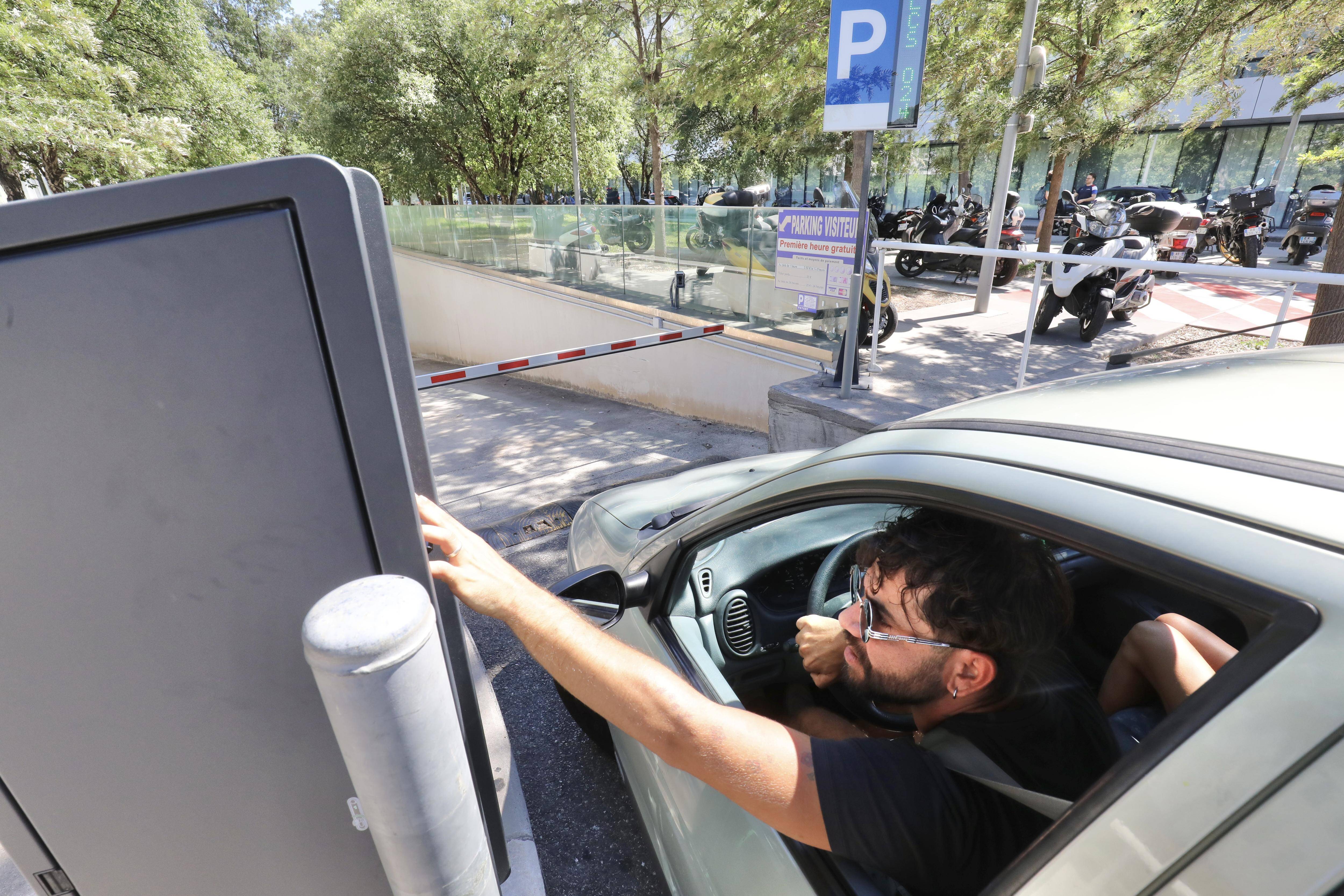 "Beaucoup de personnes viennent de loin pour se faire soigner et doivent en plus payer le stationnement": ce député lorrain réclame la gratuité des parkings des hôpitaux