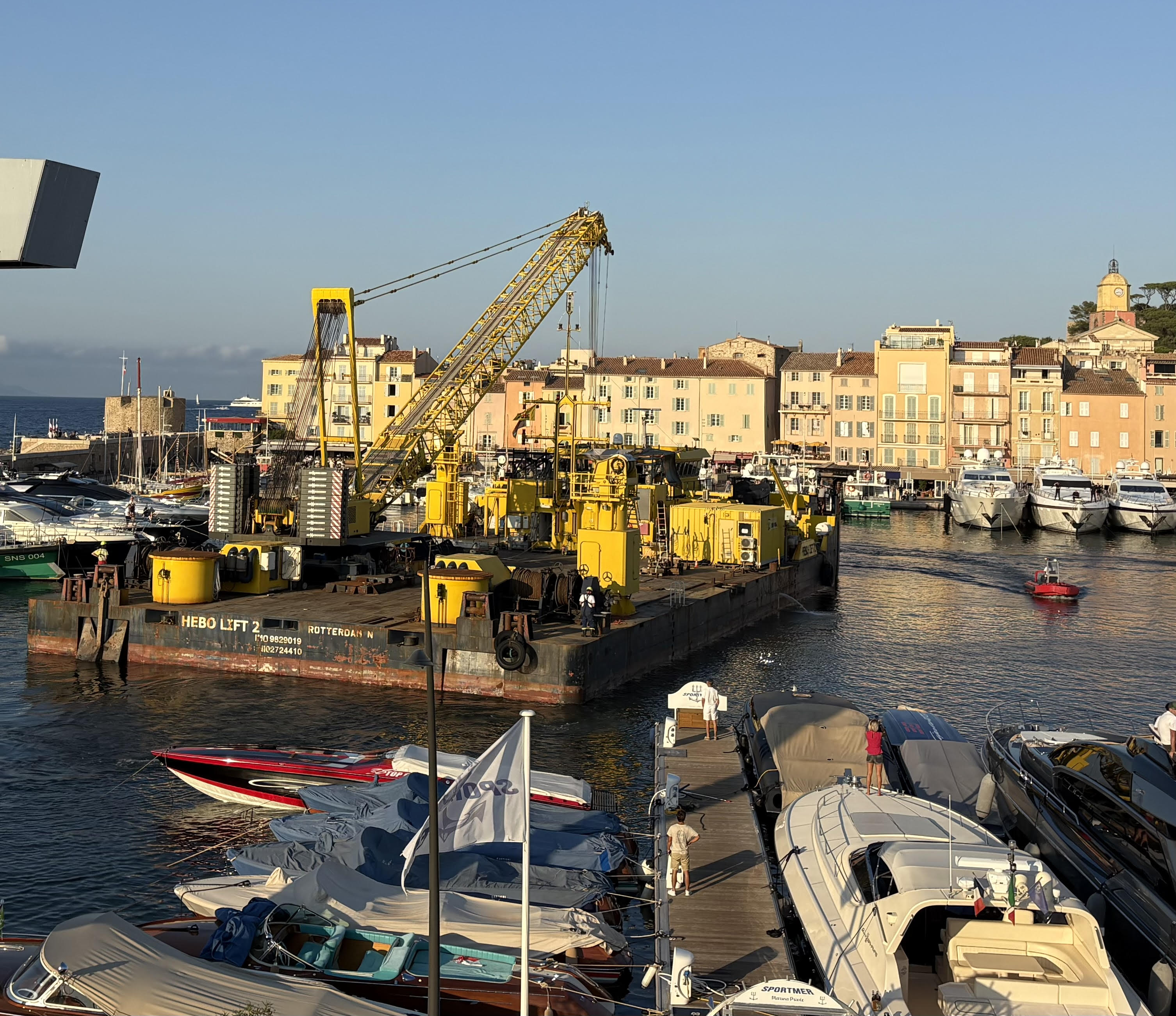 La géante barge prévue pour le renflouement du superyacht incendié est arrivée à Saint-Tropez