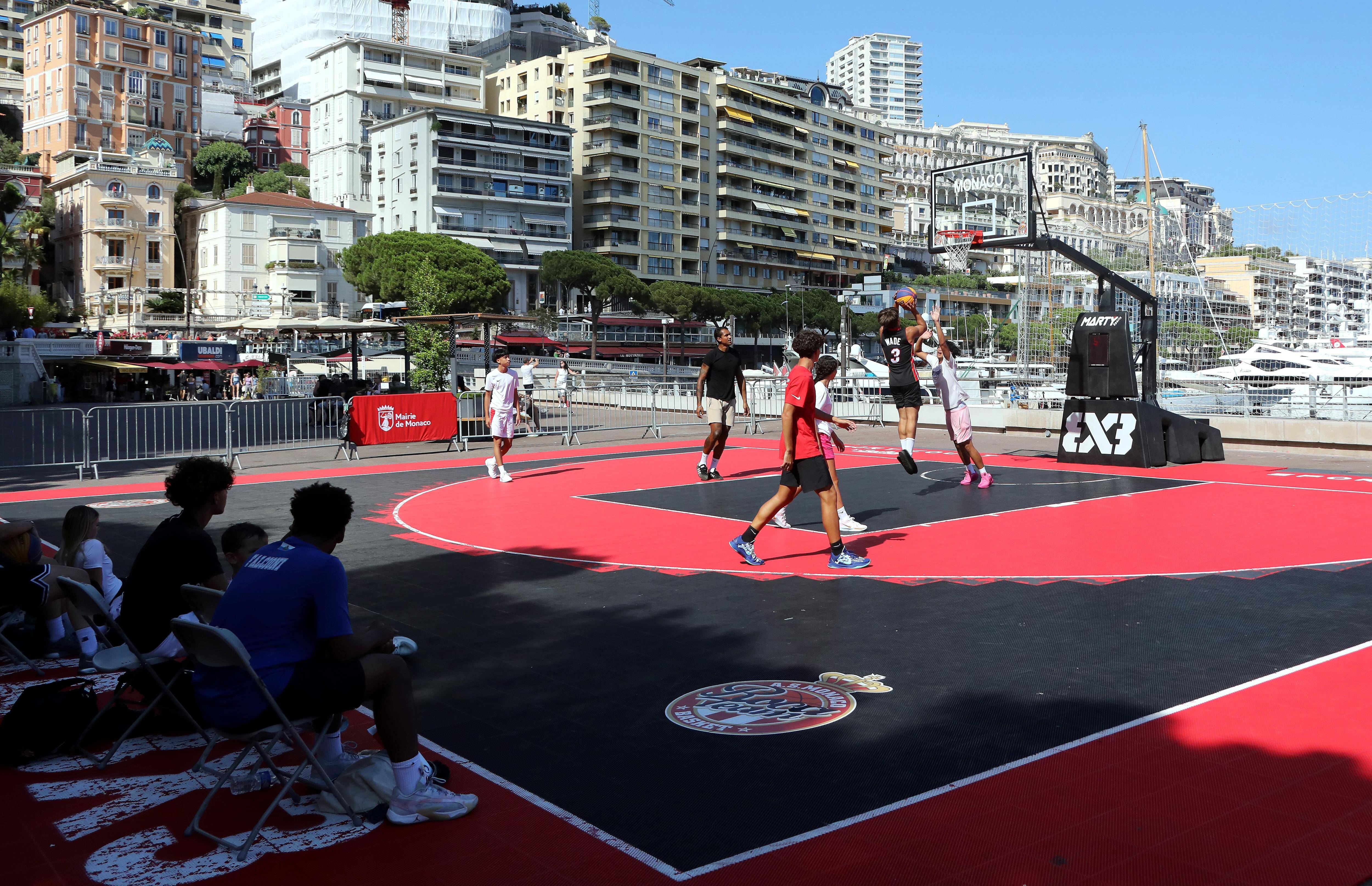 Sur le port Hercule de Monaco, comment le village d'animations fait face à la chaleur