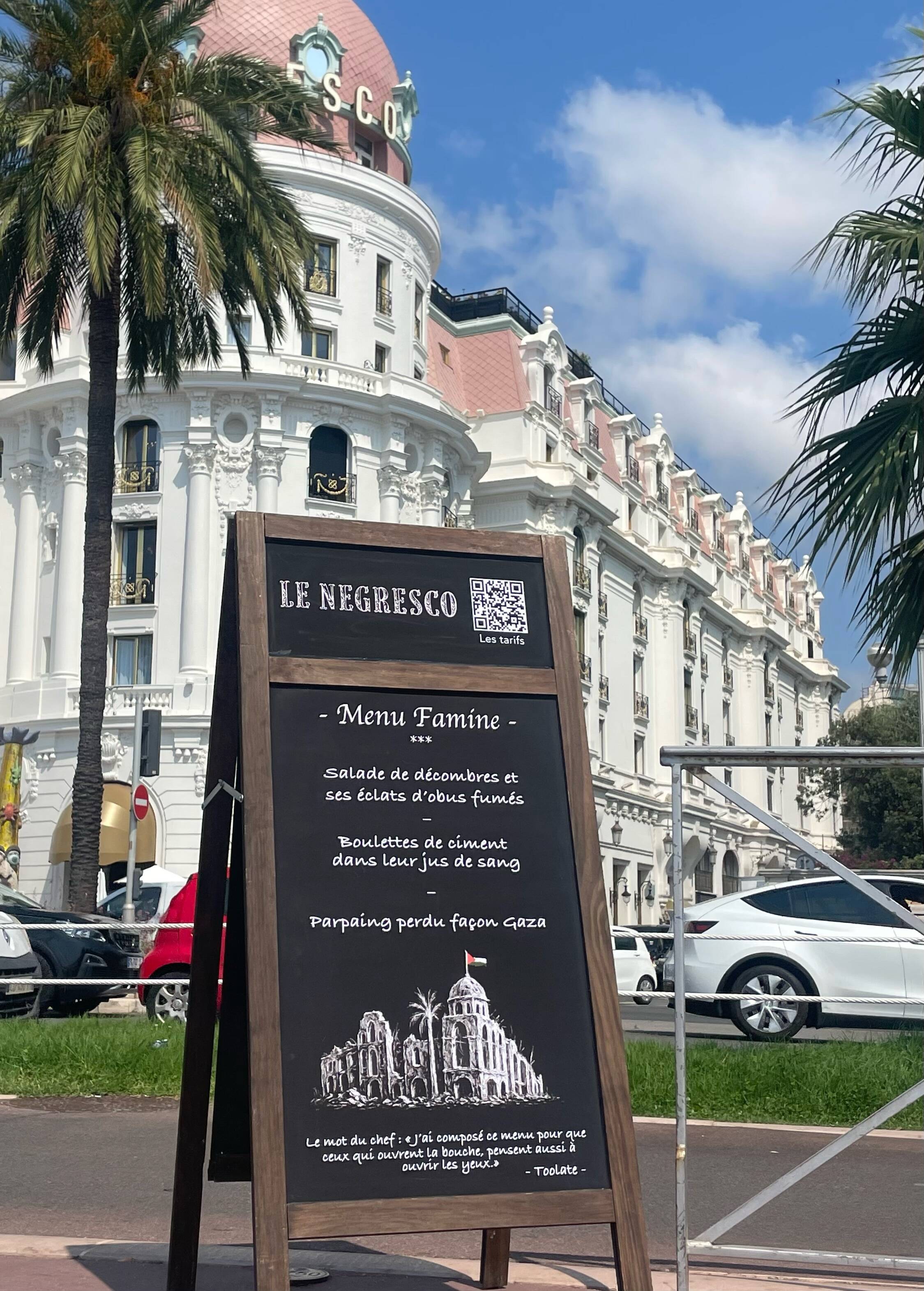 "Salade de décombres", "parpaing perdu"... Un artiste détourne le menu du Negresco à Nice pour alerter sur la famine à Gaza