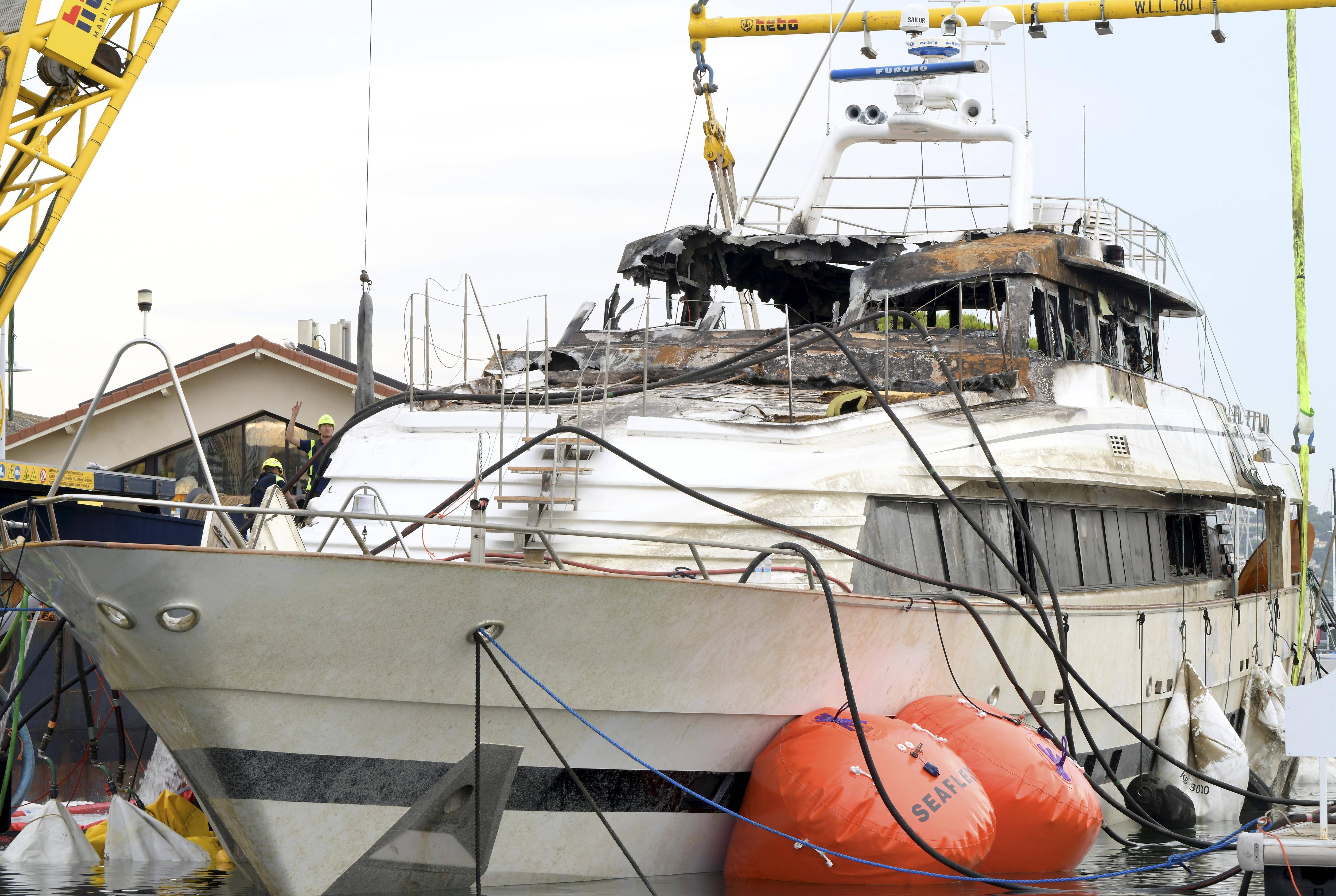 A Saint-Tropez , le méga yacht Sea Lady II qui était parti en fumée a été redressé