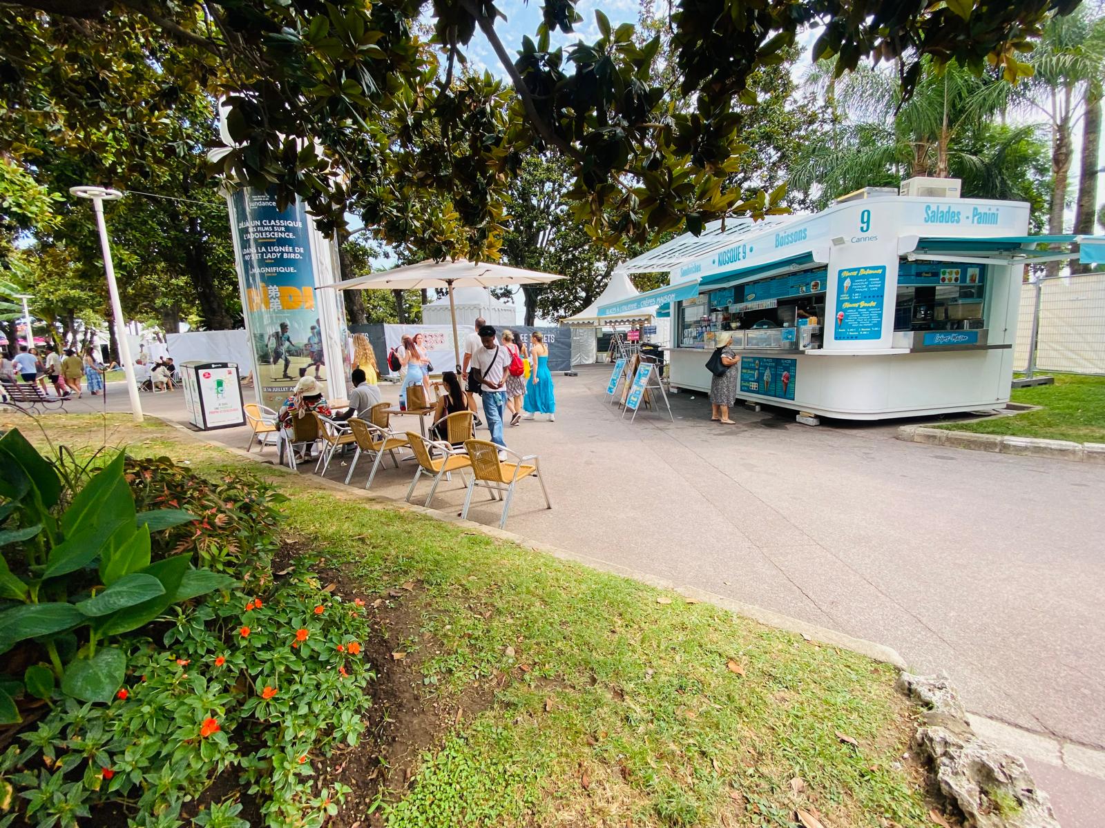 En plein feu d'artifice à Cannes, des spectateurs se font tremper par l'arrosage automatique