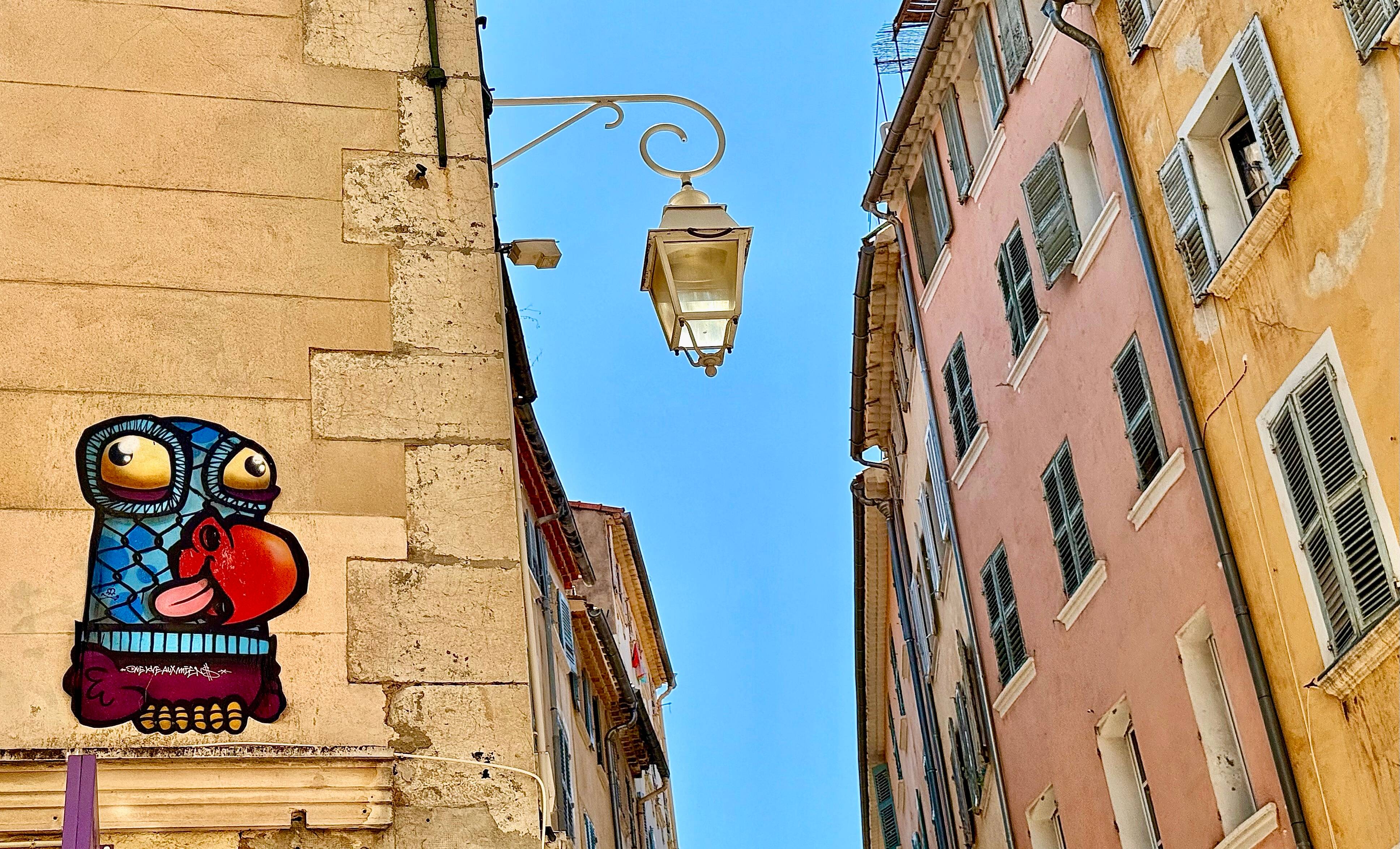 Suivez le guide: une visite commentée pour les amateurs de street art à Toulon