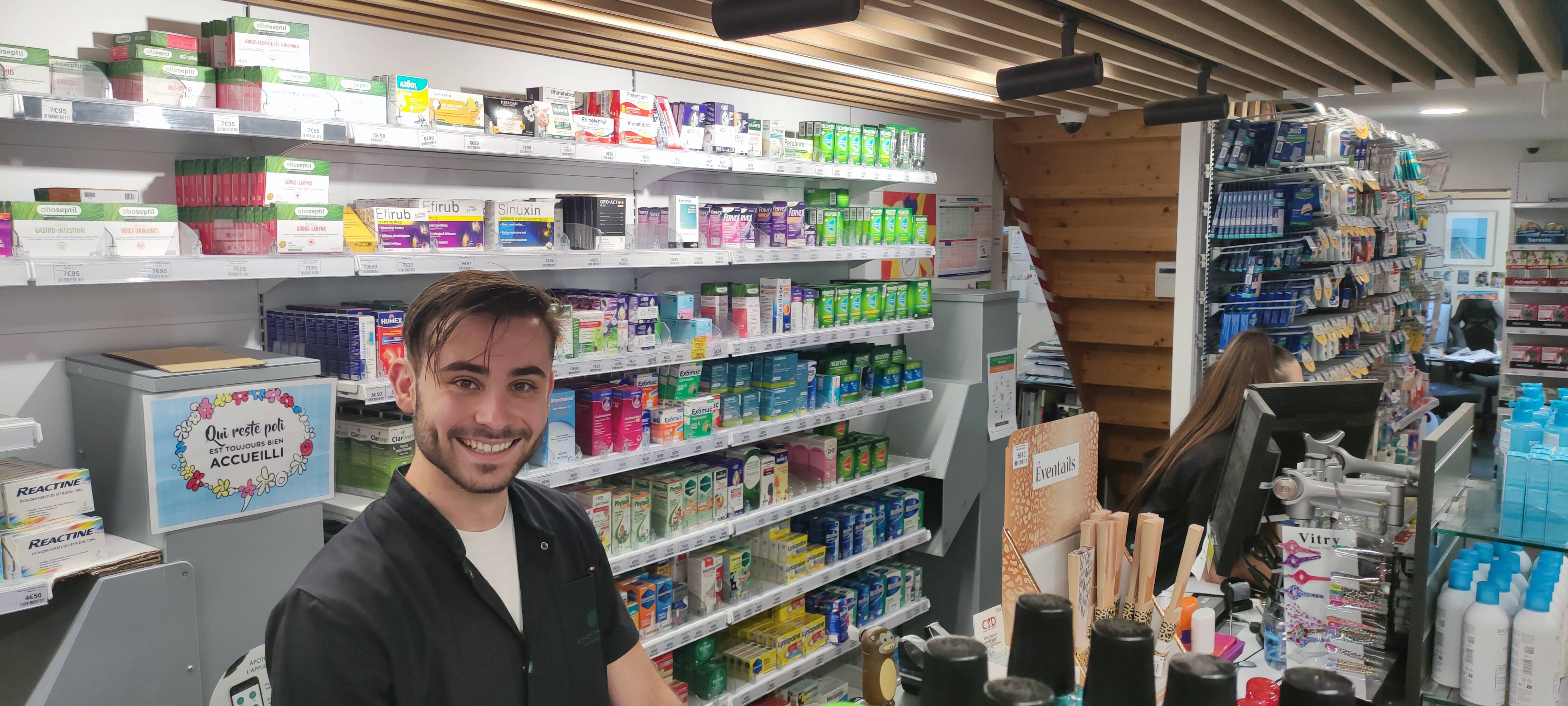 "Soigner les bobos pour ne pas gâcher les vacances", le saisonnier Killian raconte son été dans la plus grosse officine d'Hyères