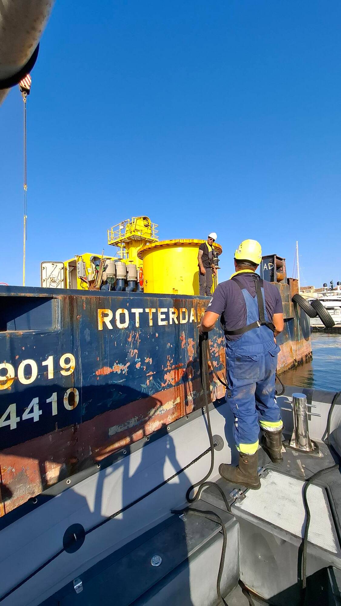 Dans le port de Saint-Tropez, la barge géante prévue pour le renflouement du superyacht incendié... s'est bloquée