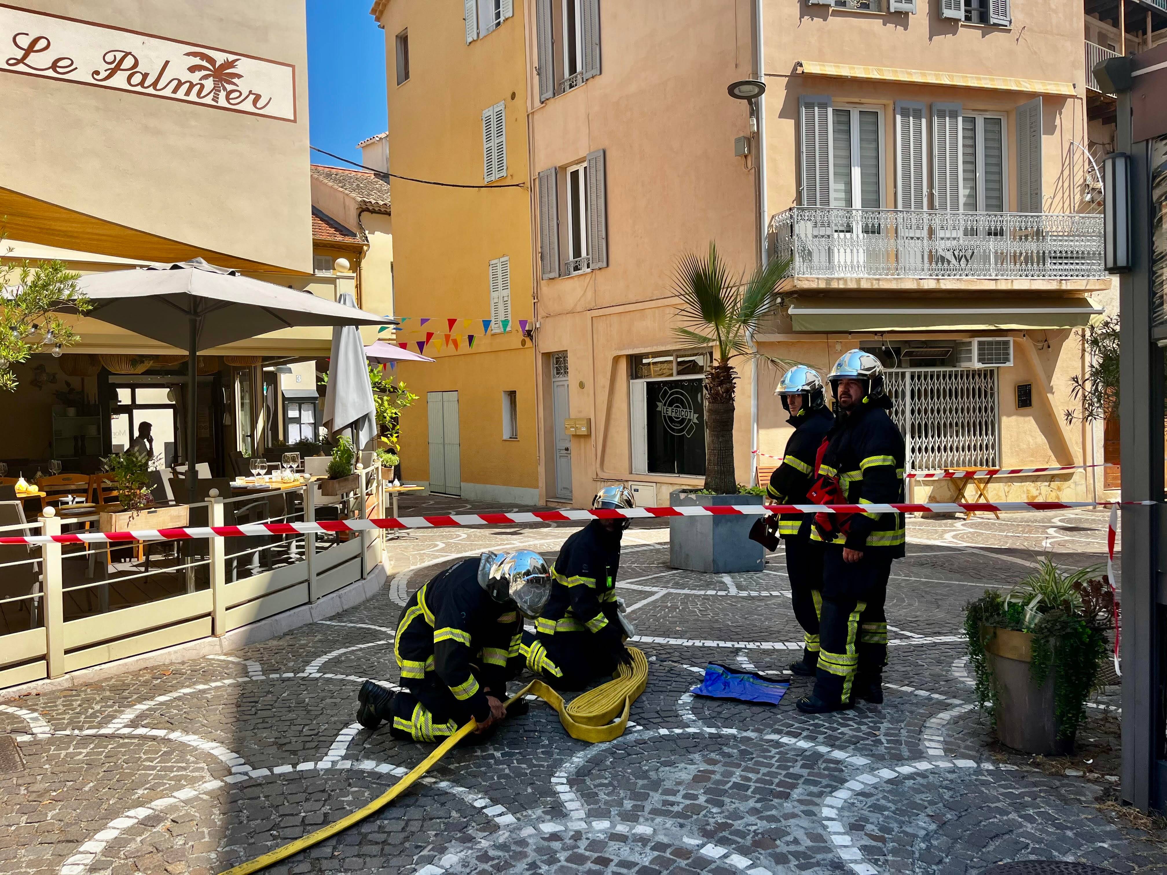 "Pour les clients en terrasse, l'odeur, ce n'est pas possible": voici pourquoi les pompiers sont intervenus pour nettoyer une bouche d'égouts, à Antibes