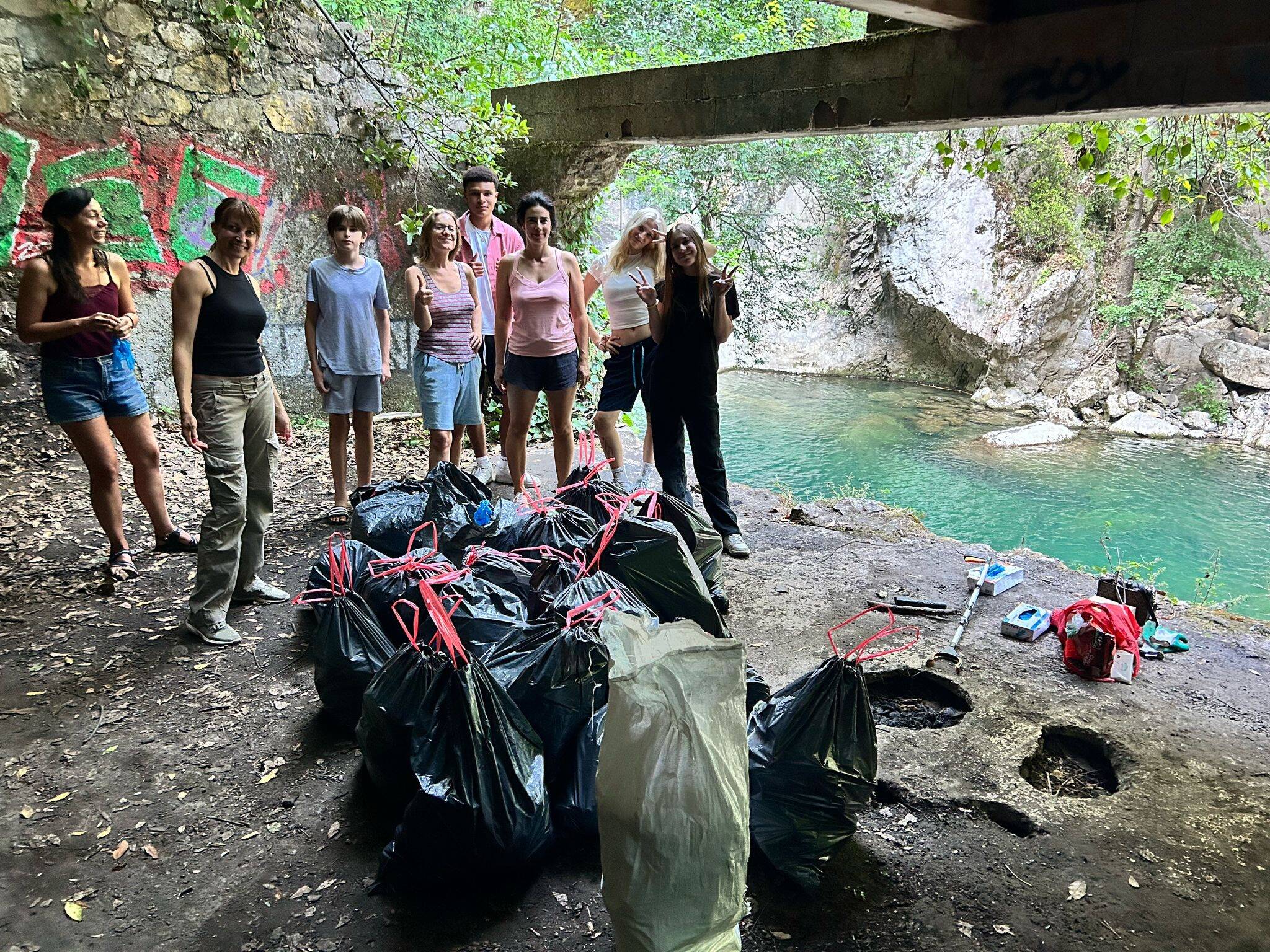 "Ce lieu magique où je me ressource avec mon fils, est souillé": des bénévoles répondent à son appel et nettoient l'une des plus belles cascades naturelles de la région