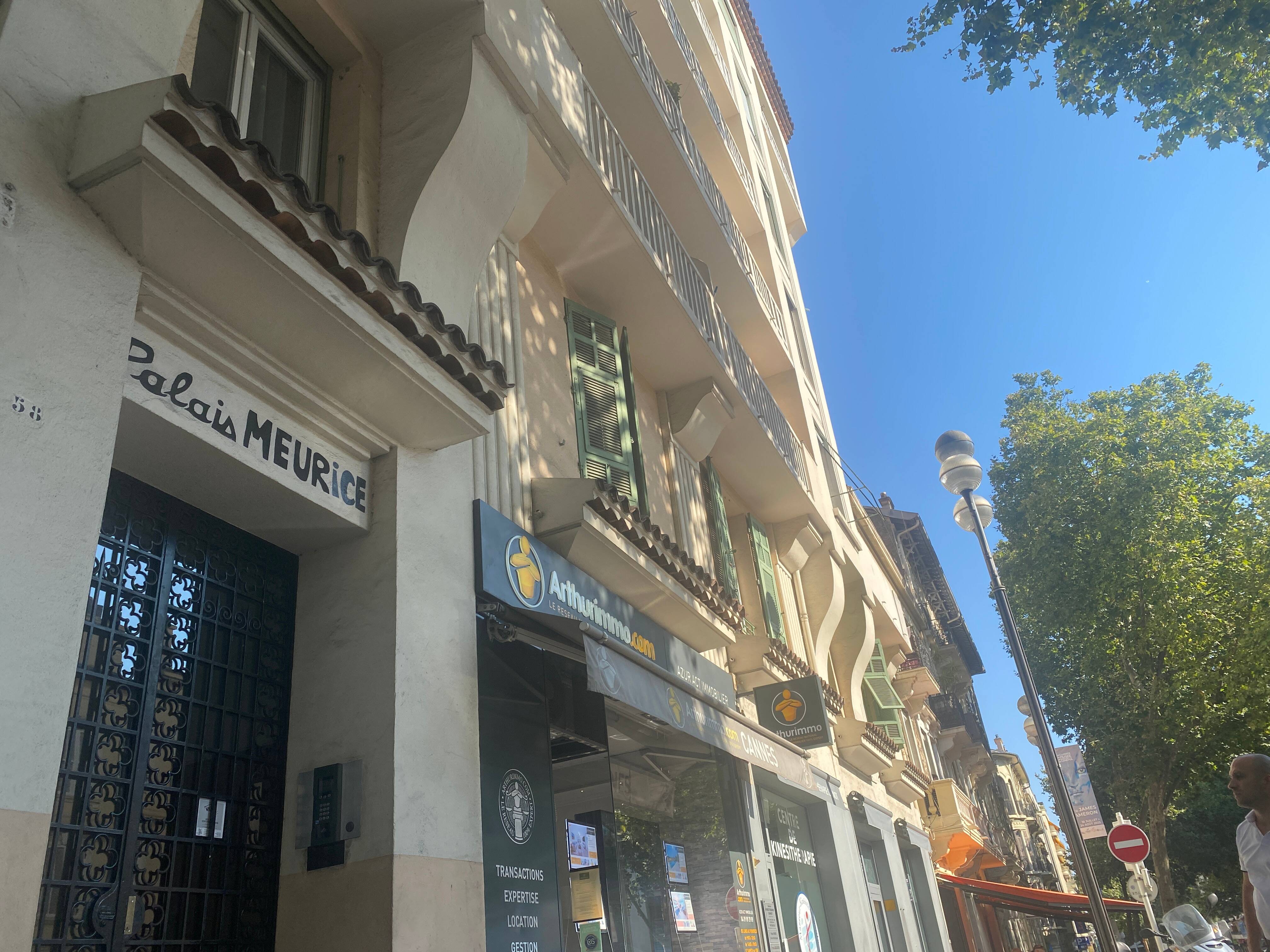 En escaladant les balcons d'un immeuble, il tombe du deuxième étage et se blesse grièvement à Cannes