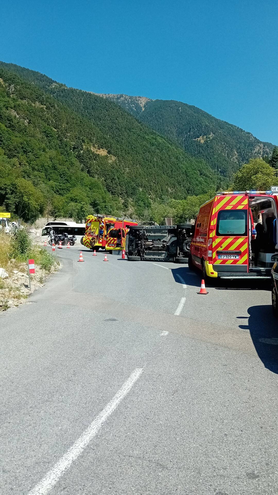 Une voiture finit sur la tranche à Saint-Martin-Vésubie, deux blessés légers
