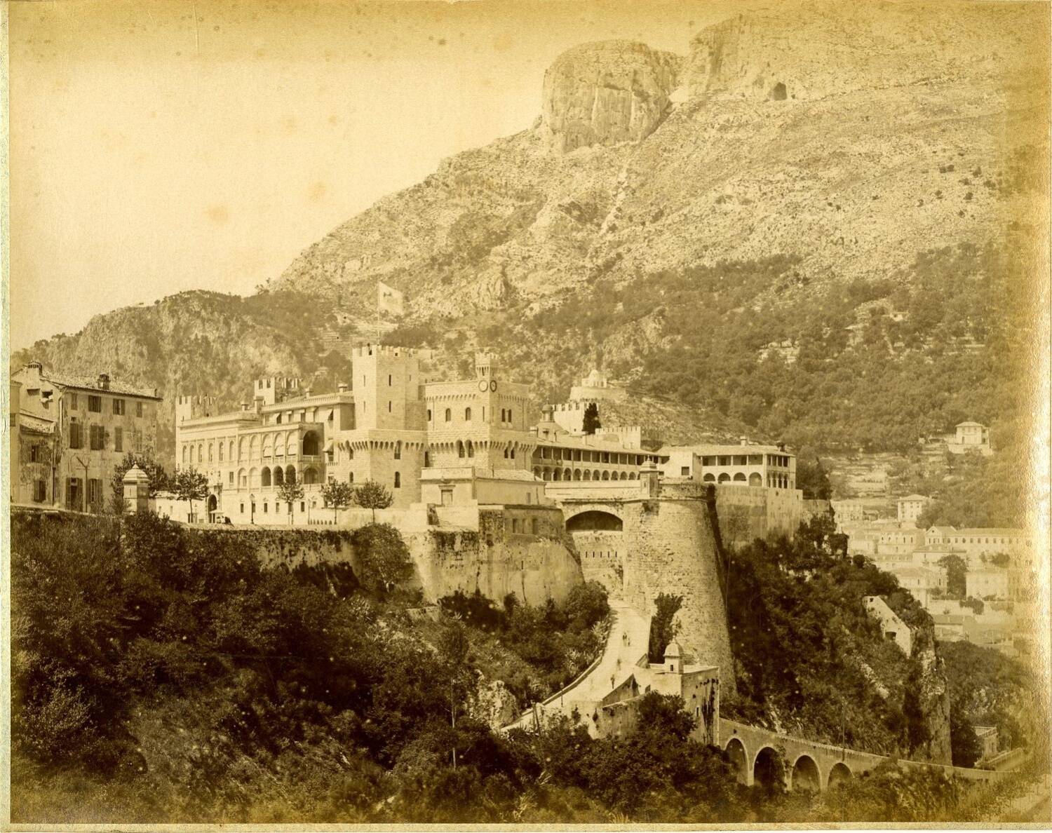 Chaleur, ouverture de la chasse, projet de train à grande vitesse... Flâneries estivales dans la Principauté de Monaco du XIXe siècle