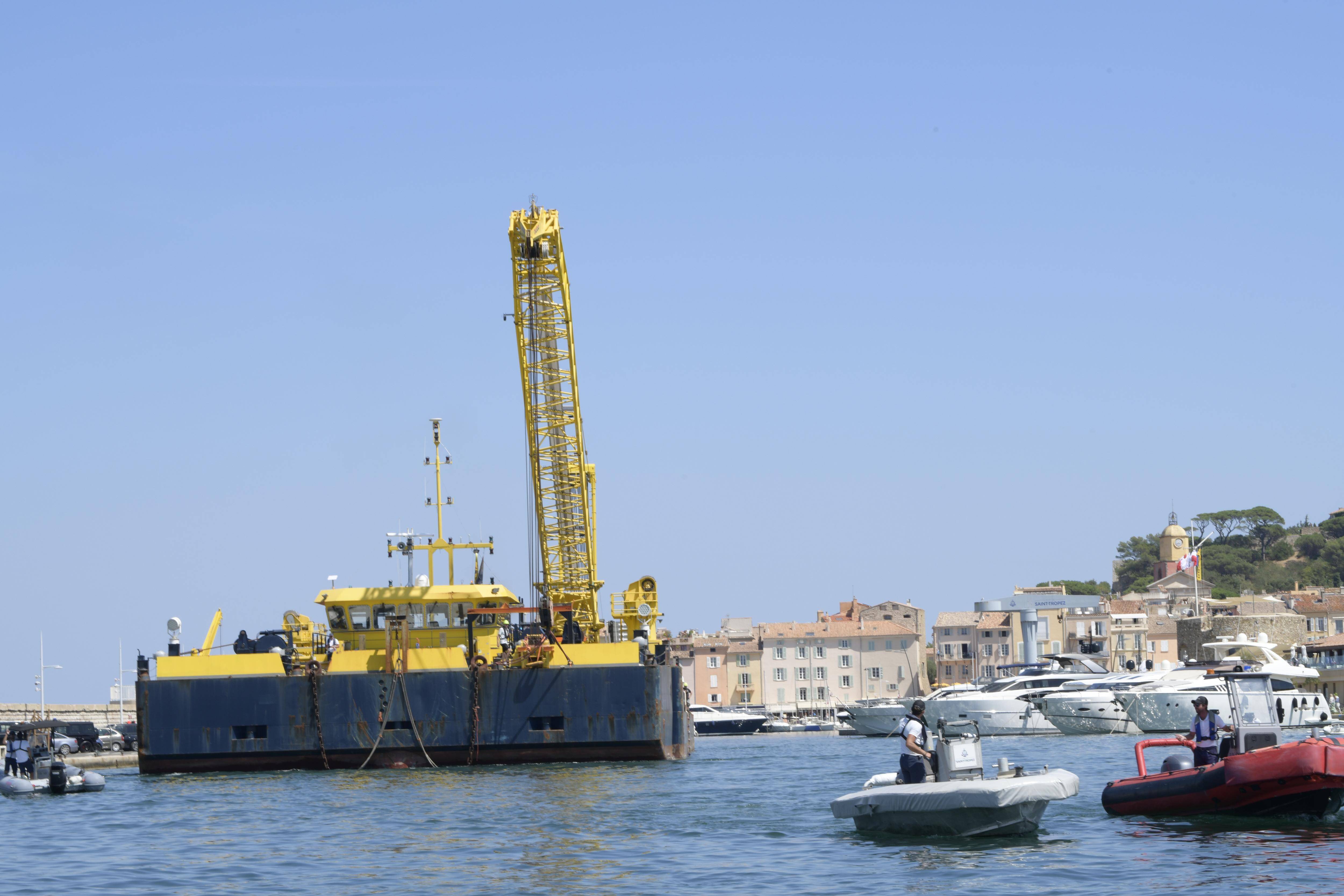 "Une chaîne s'était coincée dans les hélices du moteur arrière": après une première tentative ratée, la barge qui a redressé le yacht brûlé a quitté Saint-Tropez