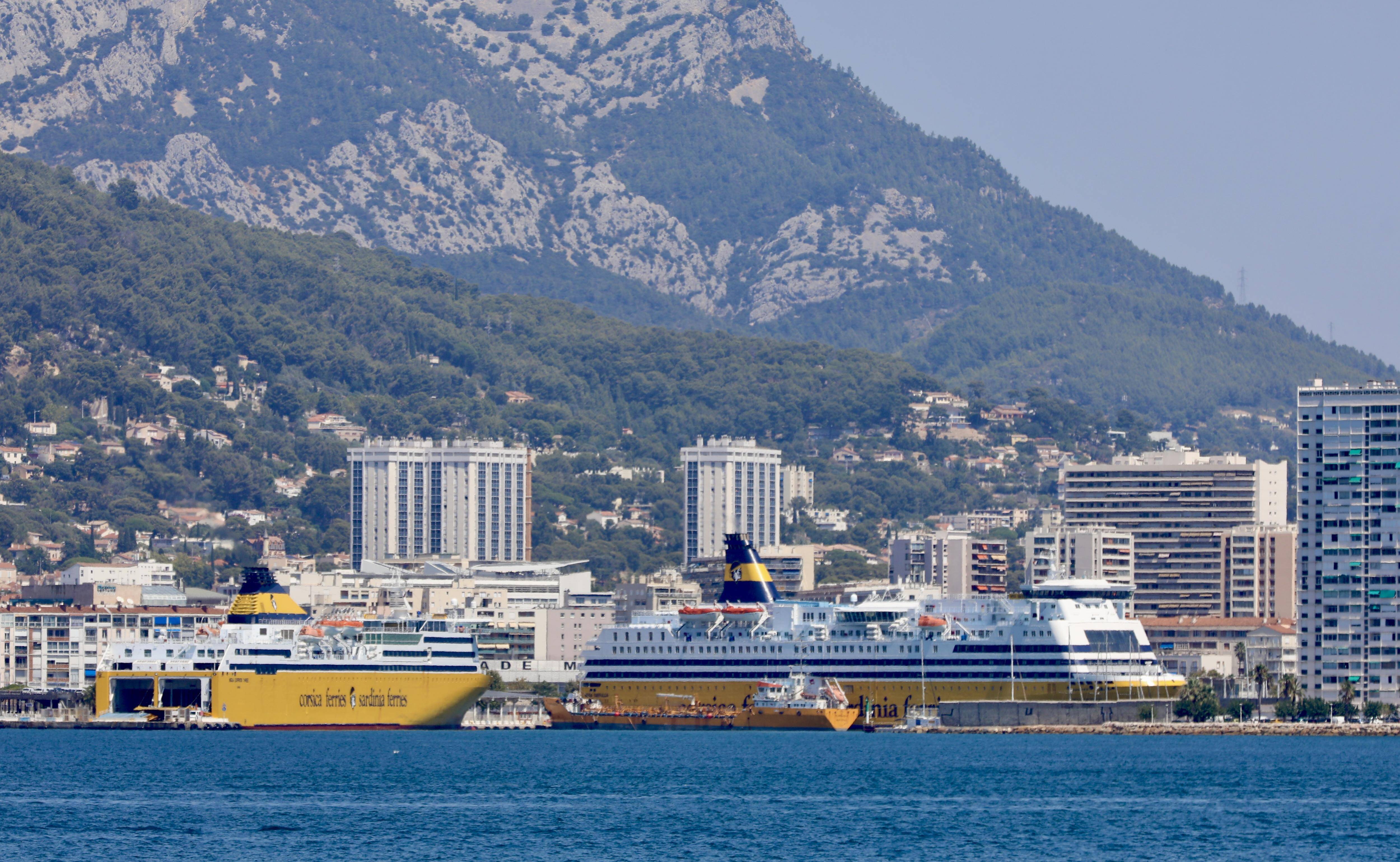 Pollution: pourquoi les ferries en escale à Toulon fument-ils toujours autant malgré les installations disponibles? On vous explique
