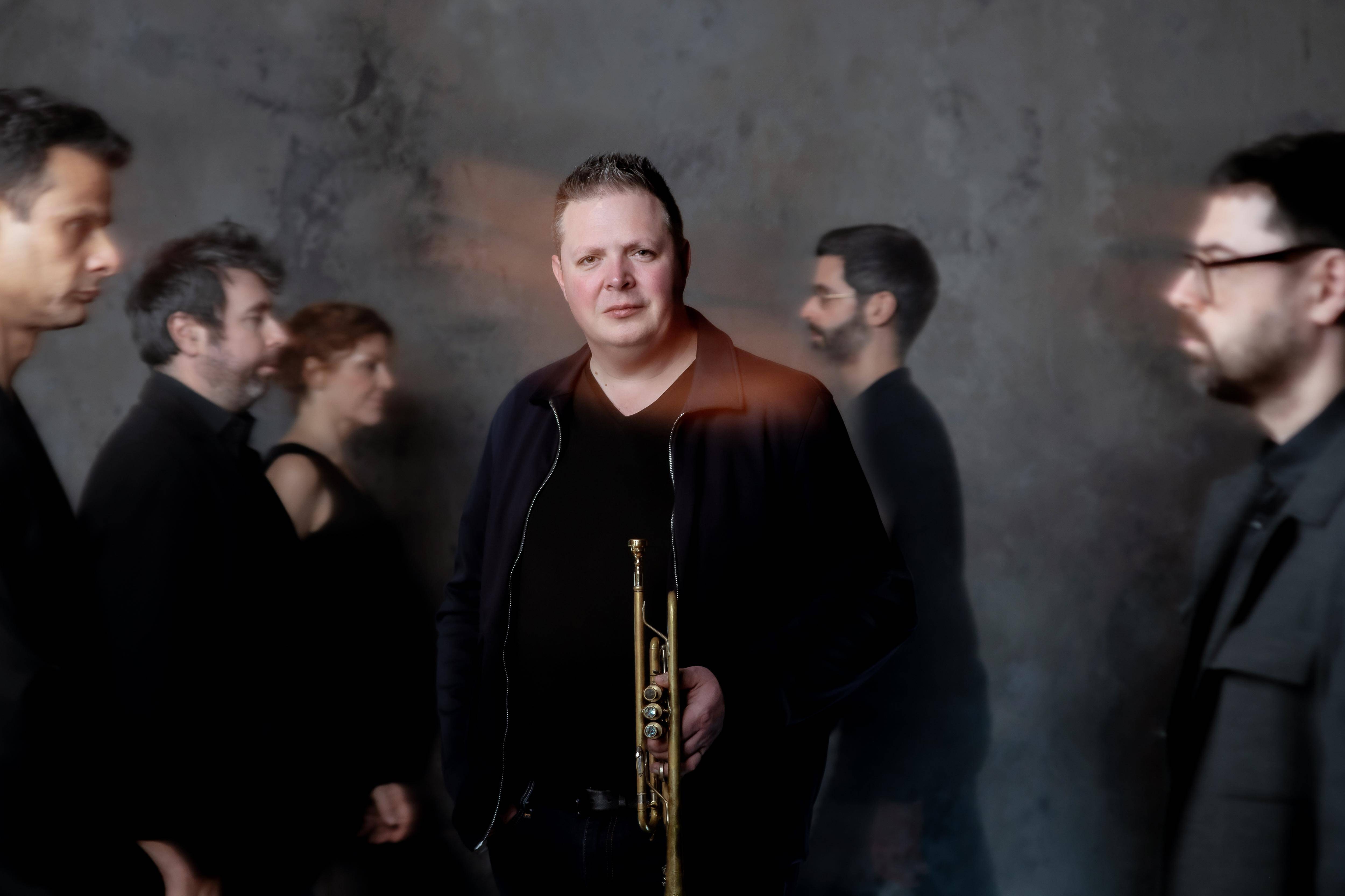 "Ce que j'aime sur la Côte d'Azur, c'est que les choses ne sont pas cloisonnées": ce lundi à Saint-Jean-Cap-Ferrat, le trompettiste Romain Leleu ne se lasse pas de jouer sur les scènes de la région