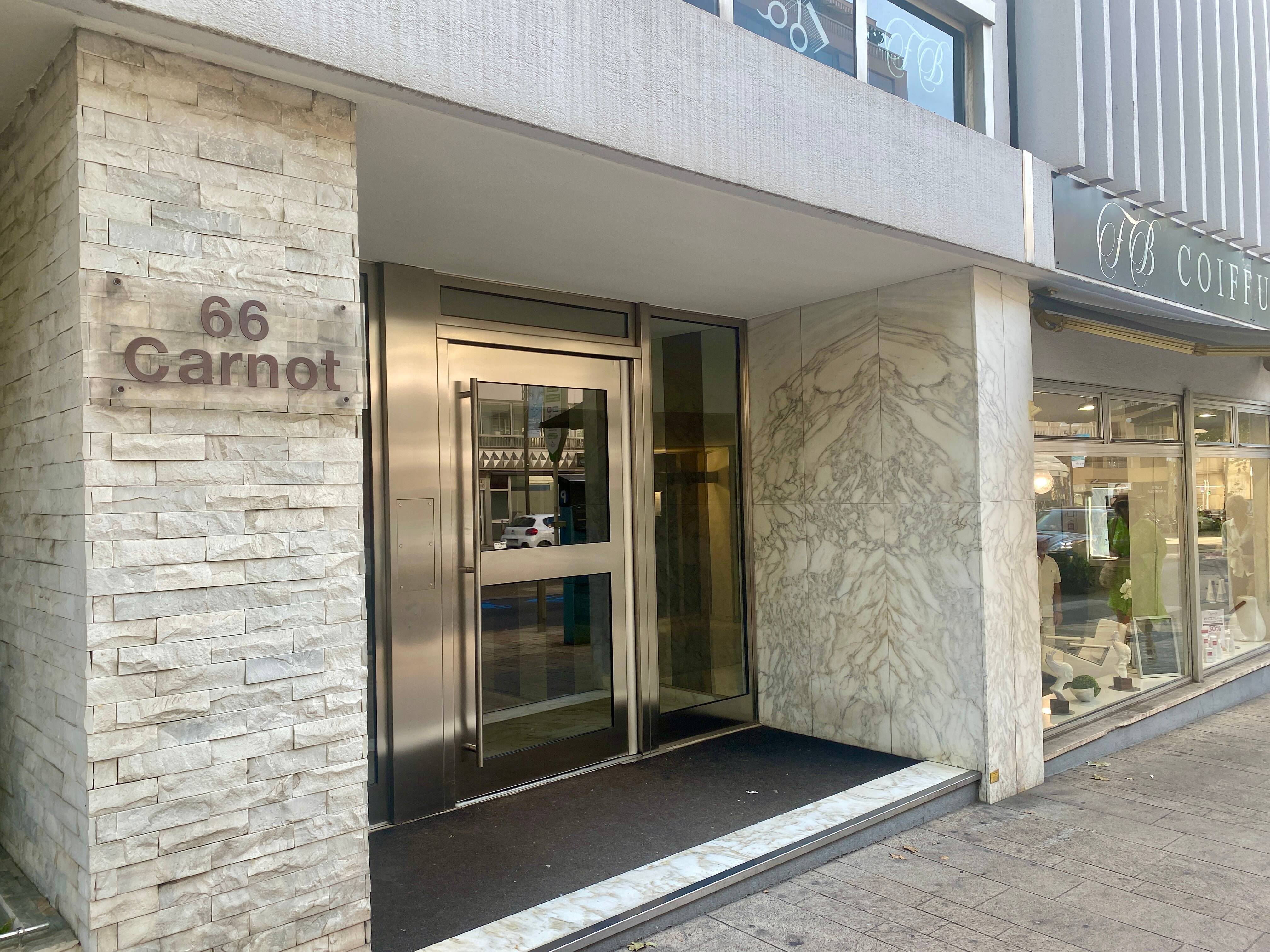 Tentative de meurtre à Cannes: un suspect en détention après une rixe au couteau sur fond de rivalité amoureuse