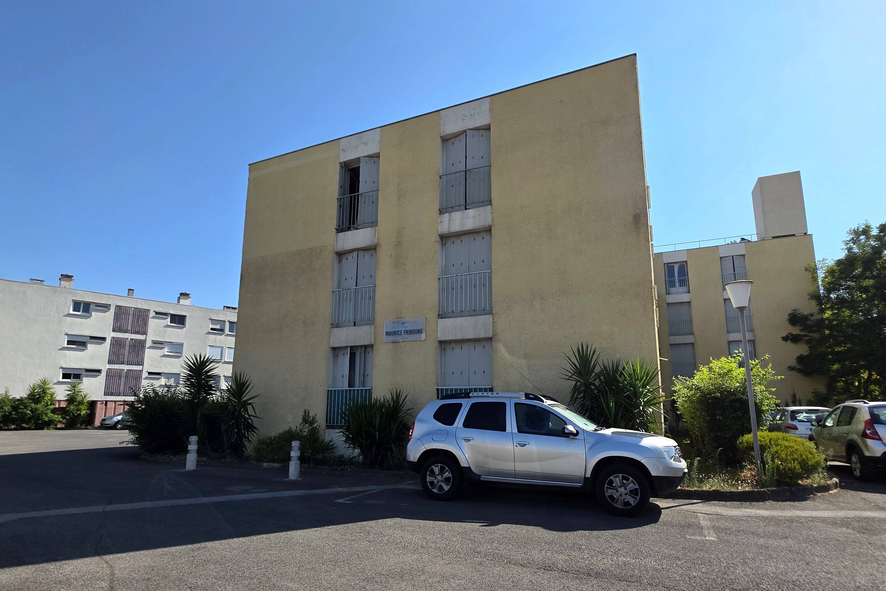 Elle entendait "des voix": la grande soeur de l'enfant de 8 ans défenestré à Draguignan aurait poussé le garçon