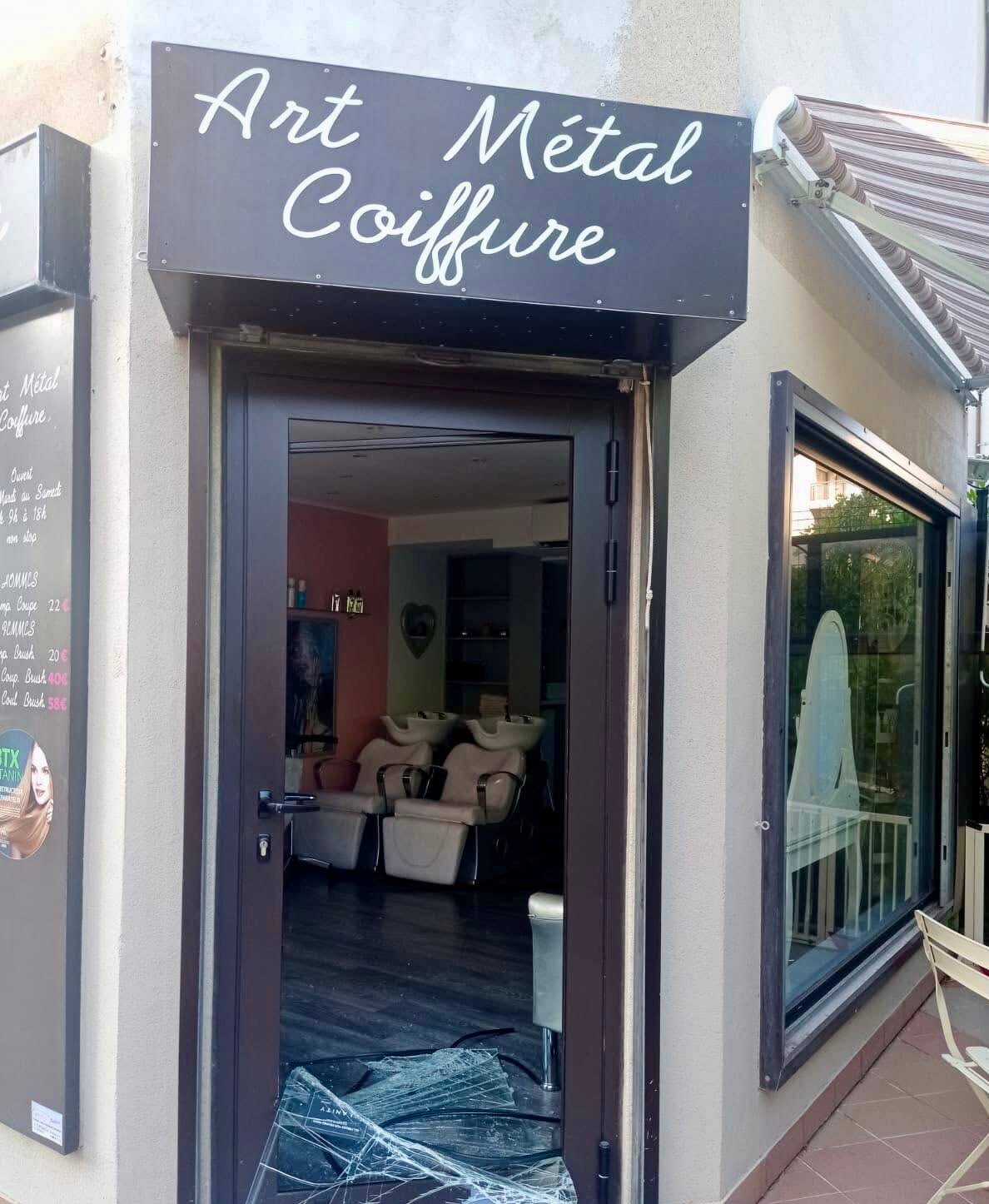 Ils ont volé la caisse et des produits cosmétiques à Mandelieu: un SDF interpellé, le second individu toujours recherché