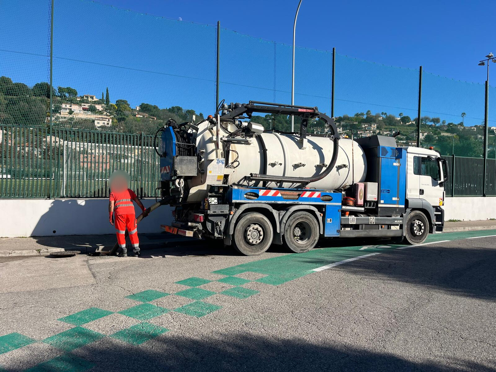 Ce camion déverse ses eaux grises à Cagnes-sur-Mer... et c'est tout à fait légal: on vous explique tout