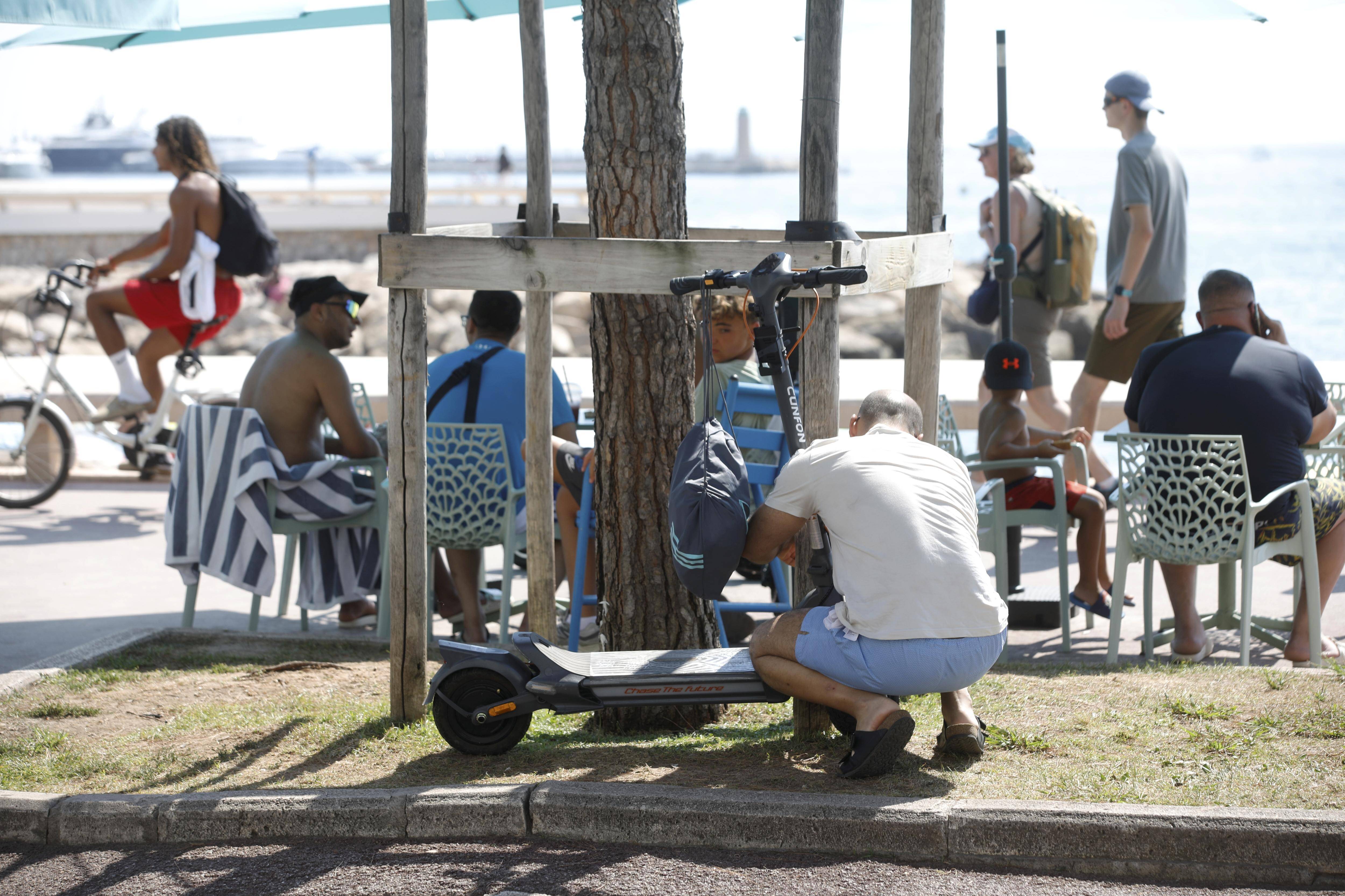 Cannes envoie à la fourrière les vélos et trottinettes mal garés sur la Croisette, certains établissements râlent
