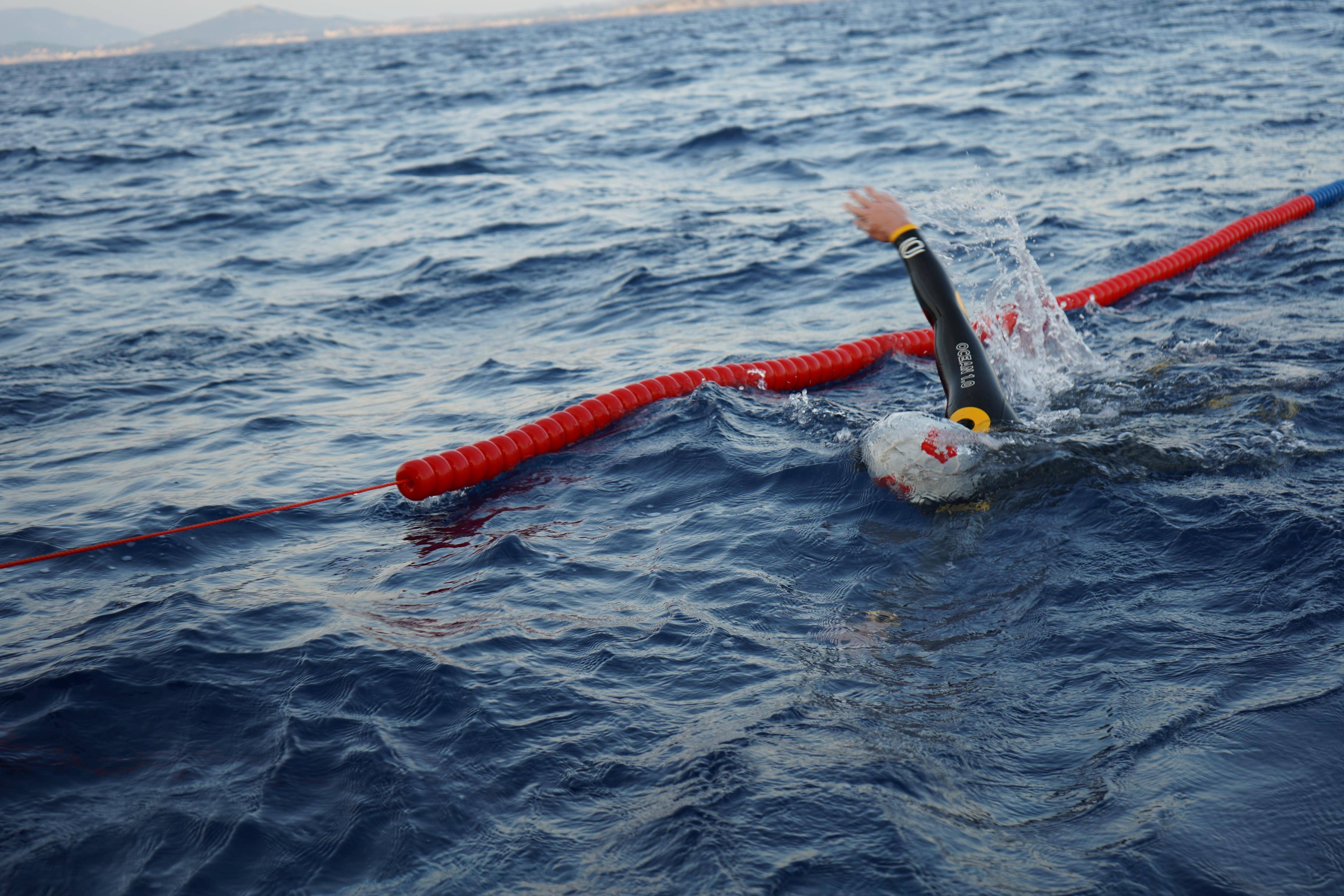 180 kilomètres à la nage entre Calvi et Monaco: Noam Yaron a lancé sa traversée extrême en Méditerranée