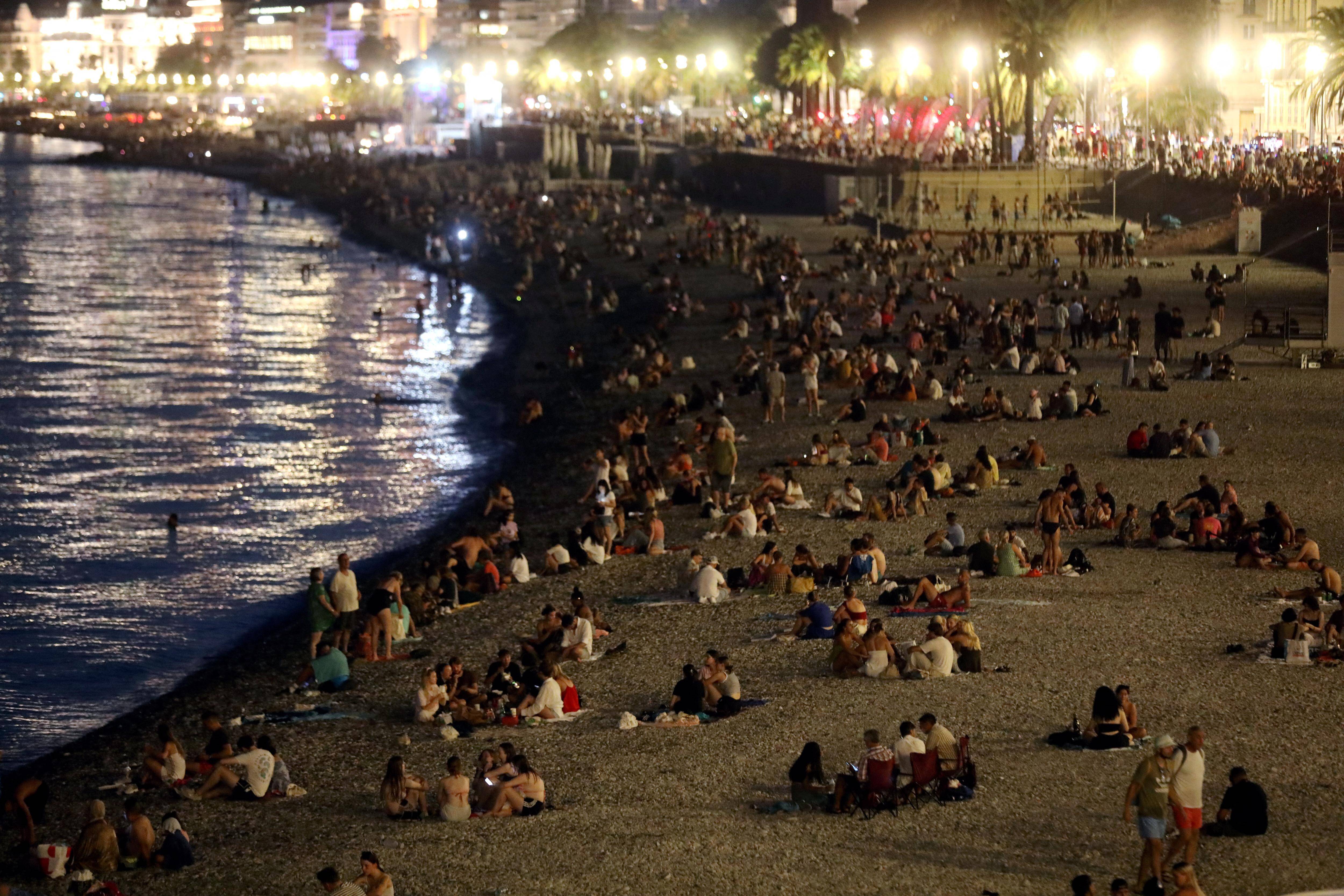 Que se passe-t-il sur les plages de Nice la nuit? On a passé une soirée sur les galets pour vous raconter