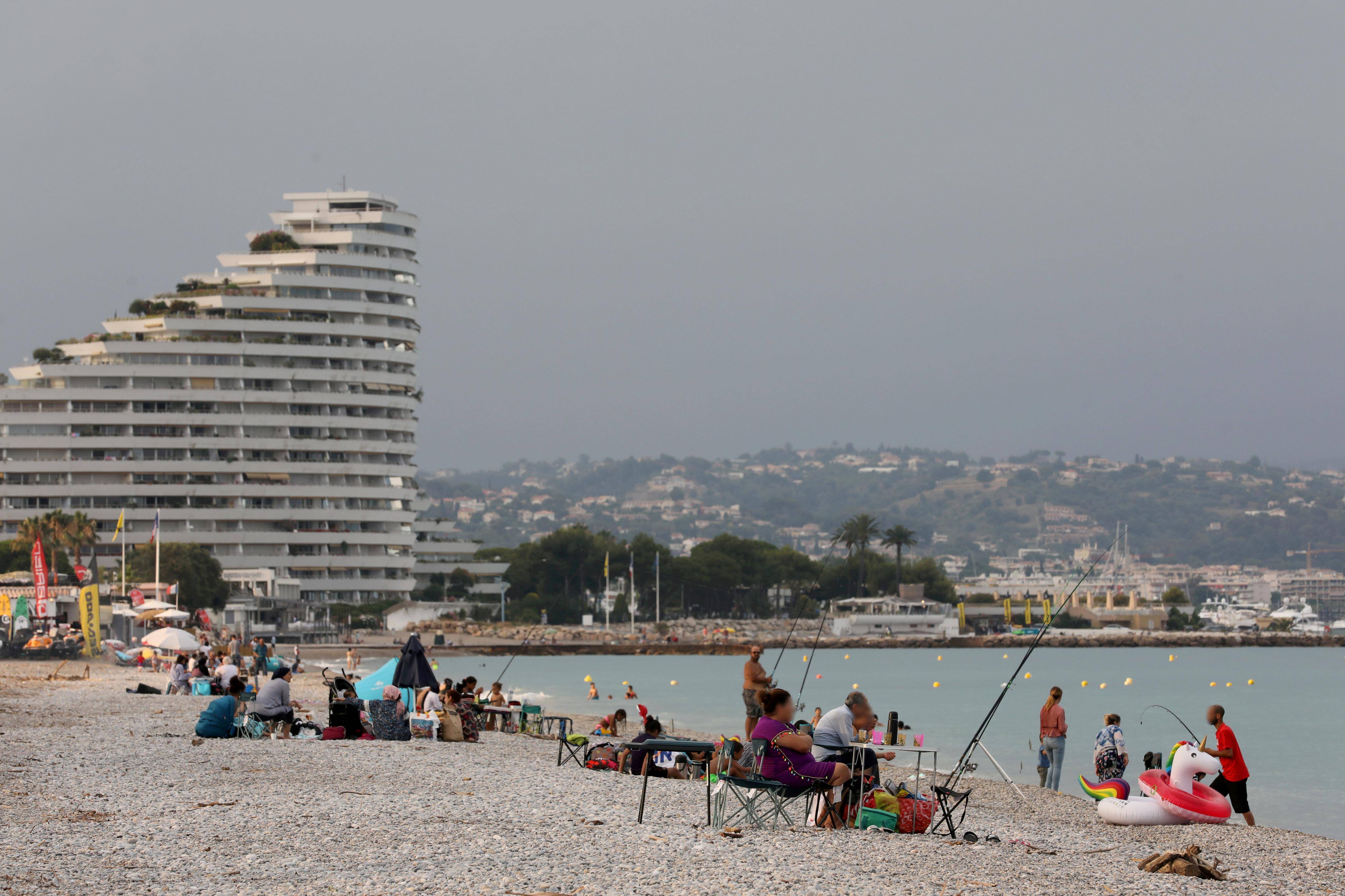 La plage des Maurettes de Villeneuve-Loubet temporairement interdite à la baignade, ce mardi 12 août, pour une pollution aux hydrocarbures
