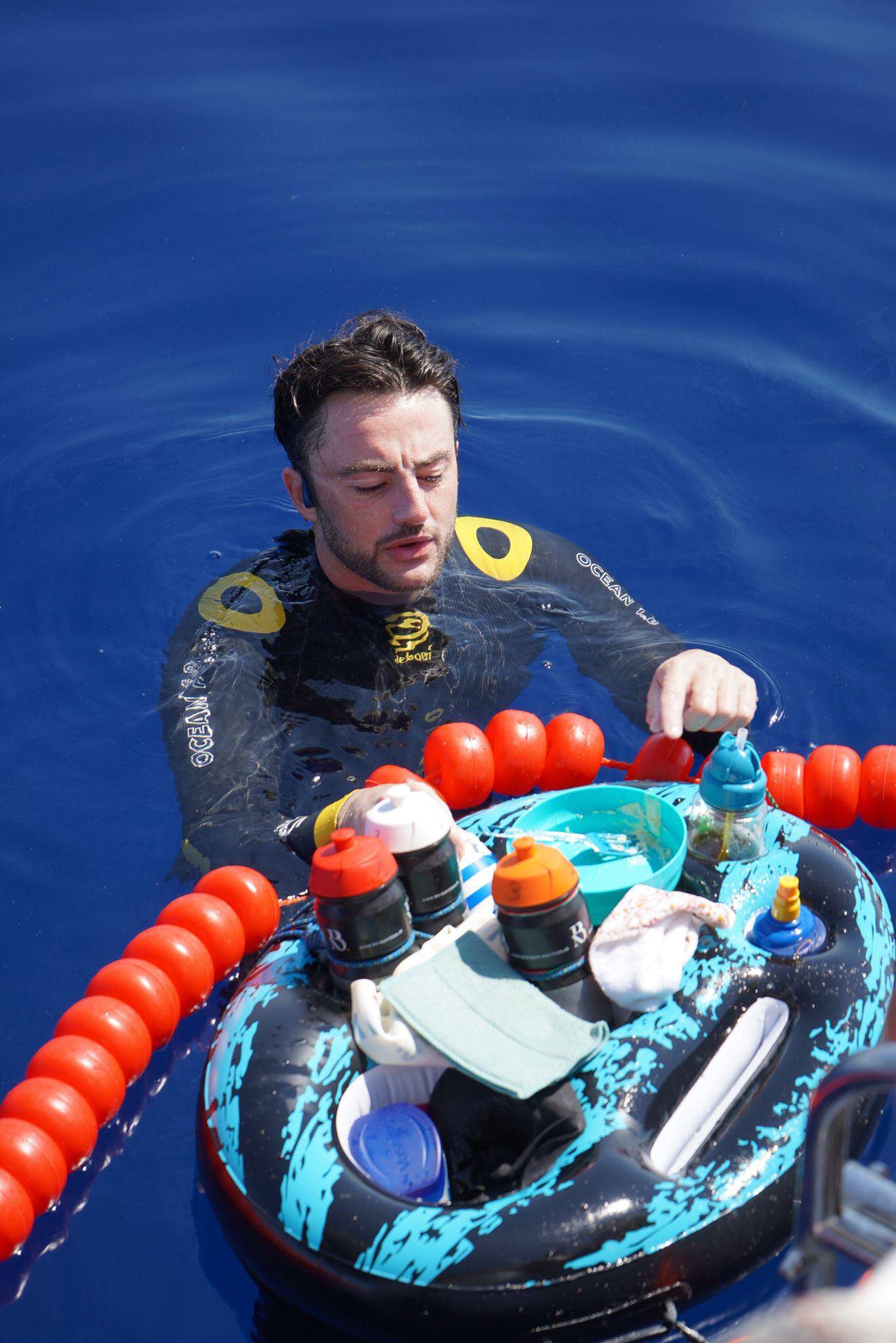 Il s'est lancé le défi de rallier Calvi à Monaco à la nage sans sortir de l'eau, Noam Yaron à mi-chemin de l'exploit