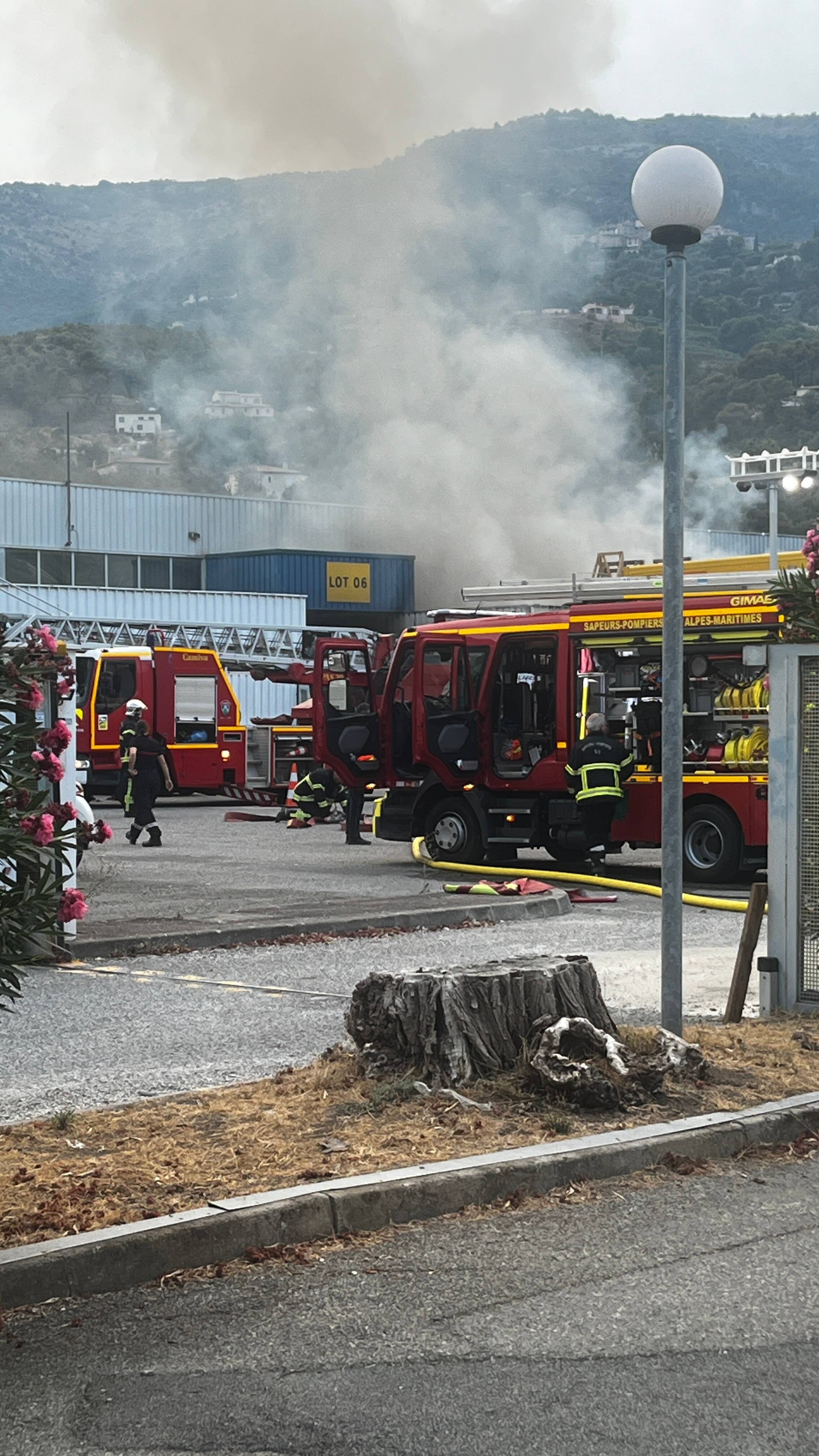 Un entrepôt en feu dans la zone industrielle de Carros ce mardi soir