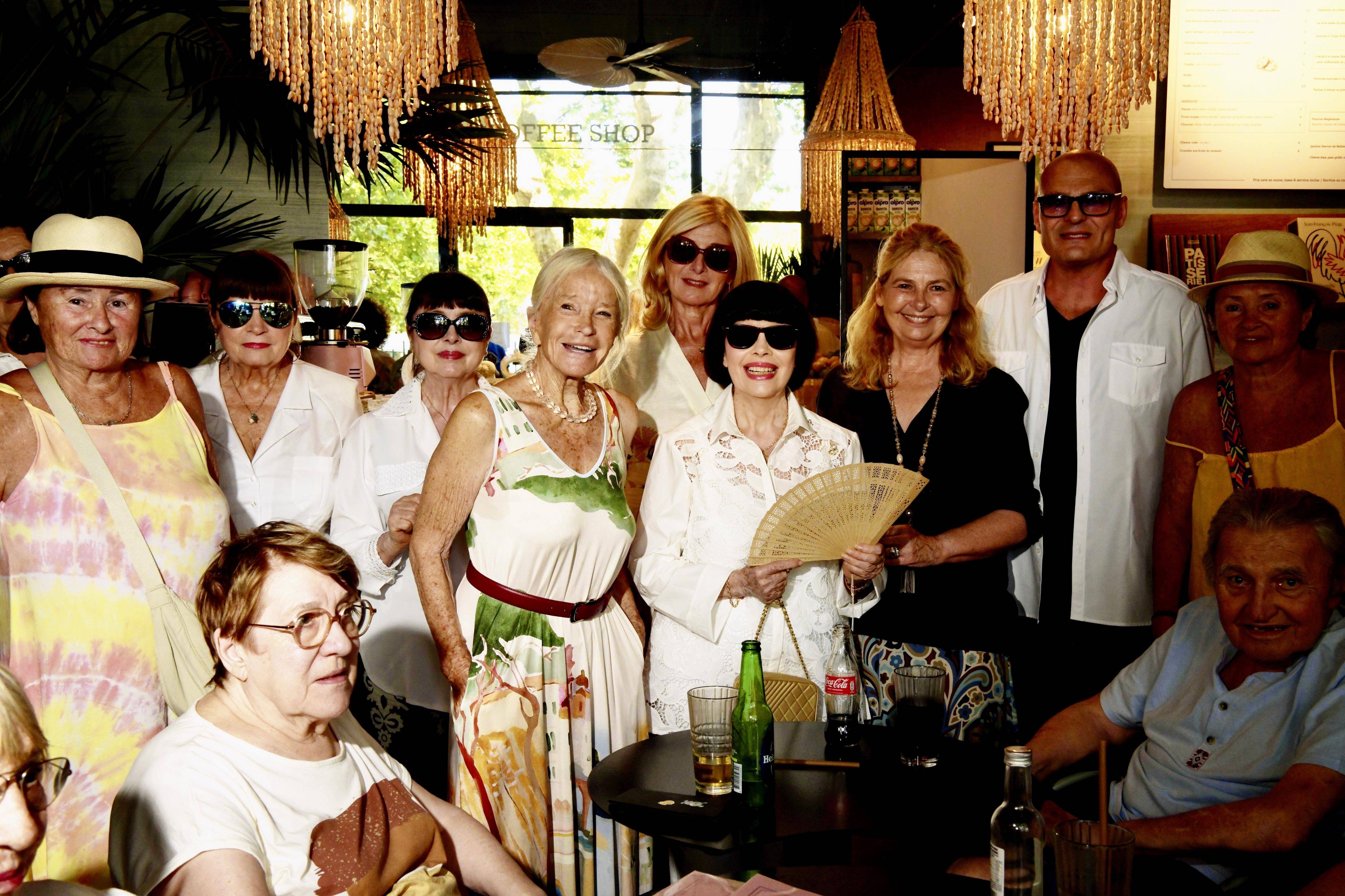 Son lien avec Brigitte Bardot, son avis sur le nouveau pape, la politique... Les confidences de Mireille Mathieu à Saint-Tropez