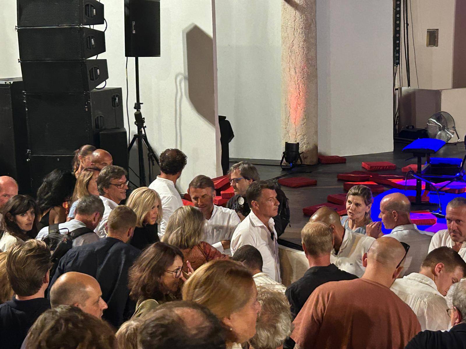 En vacances à Brégançon, le couple Macron s'offre une escapade à Ramatuelle pour assister au spectacle de Dany Boon