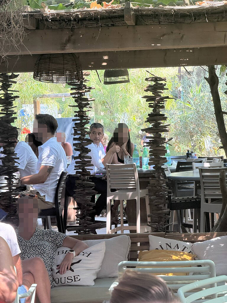 Le ministre de la Justice Gérald Darmanin en pause déjeuner en face du fort de Brégançon