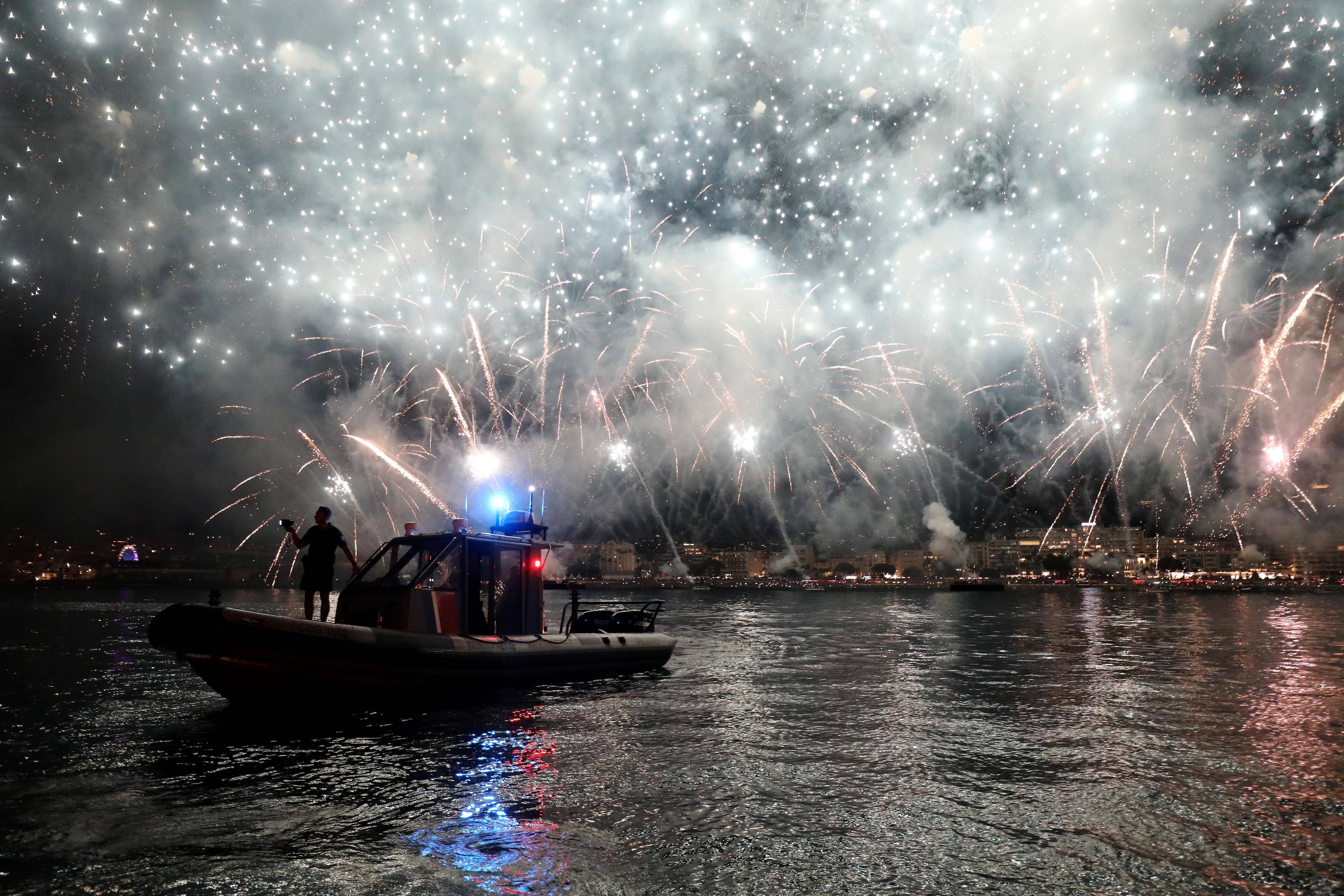 Affluence massive, sécurité renforcée, risques sur l'eau: à Cannes, la difficile gestion du trafic maritime et routier pendant le Festival pyrotechnique