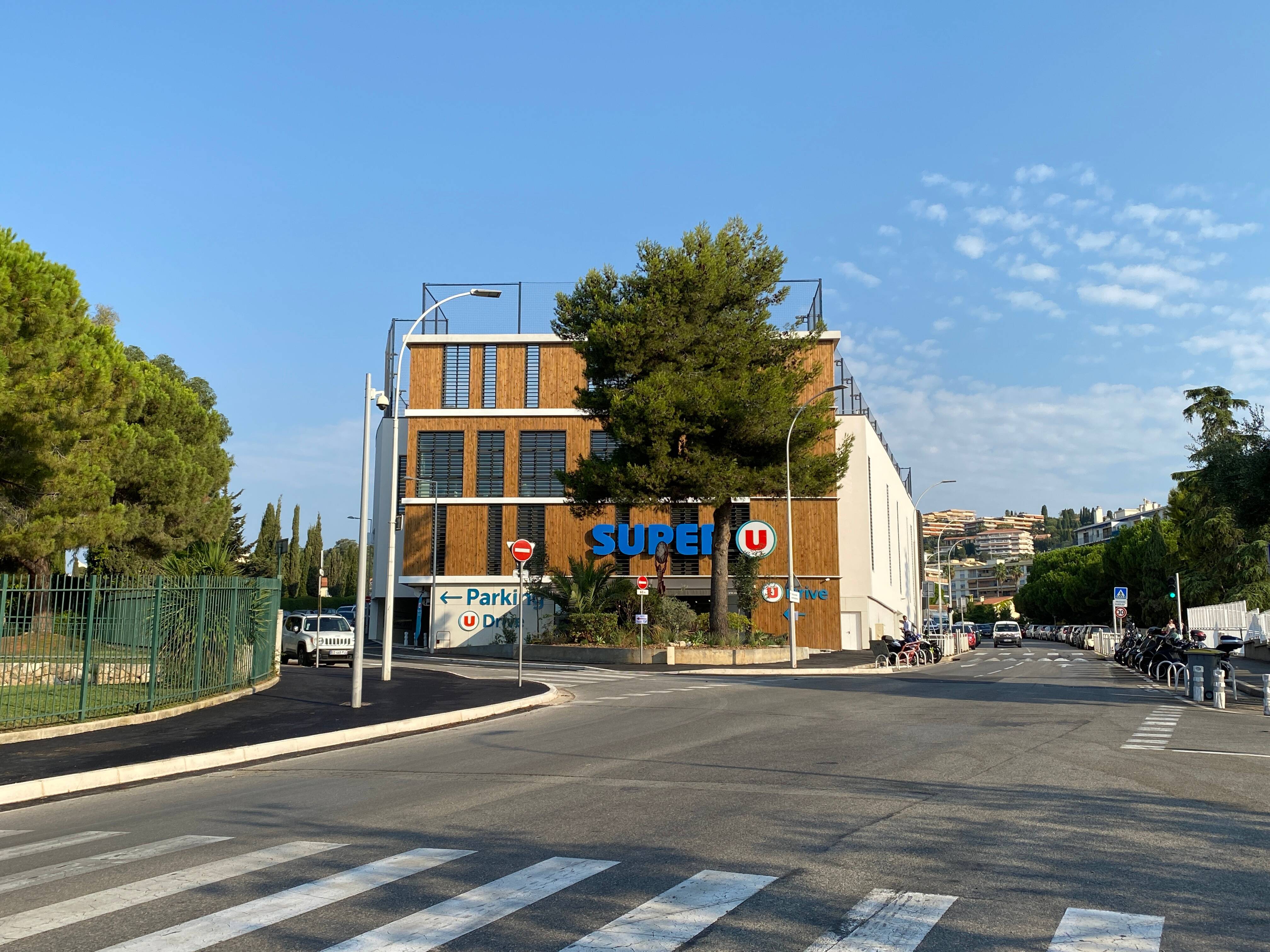 "Les prix les plus bas de Nice", des terrains de sport sur le toit, 200 places de parking... Le Super U de Caucade, très attendu dans le quartier, a ouvert