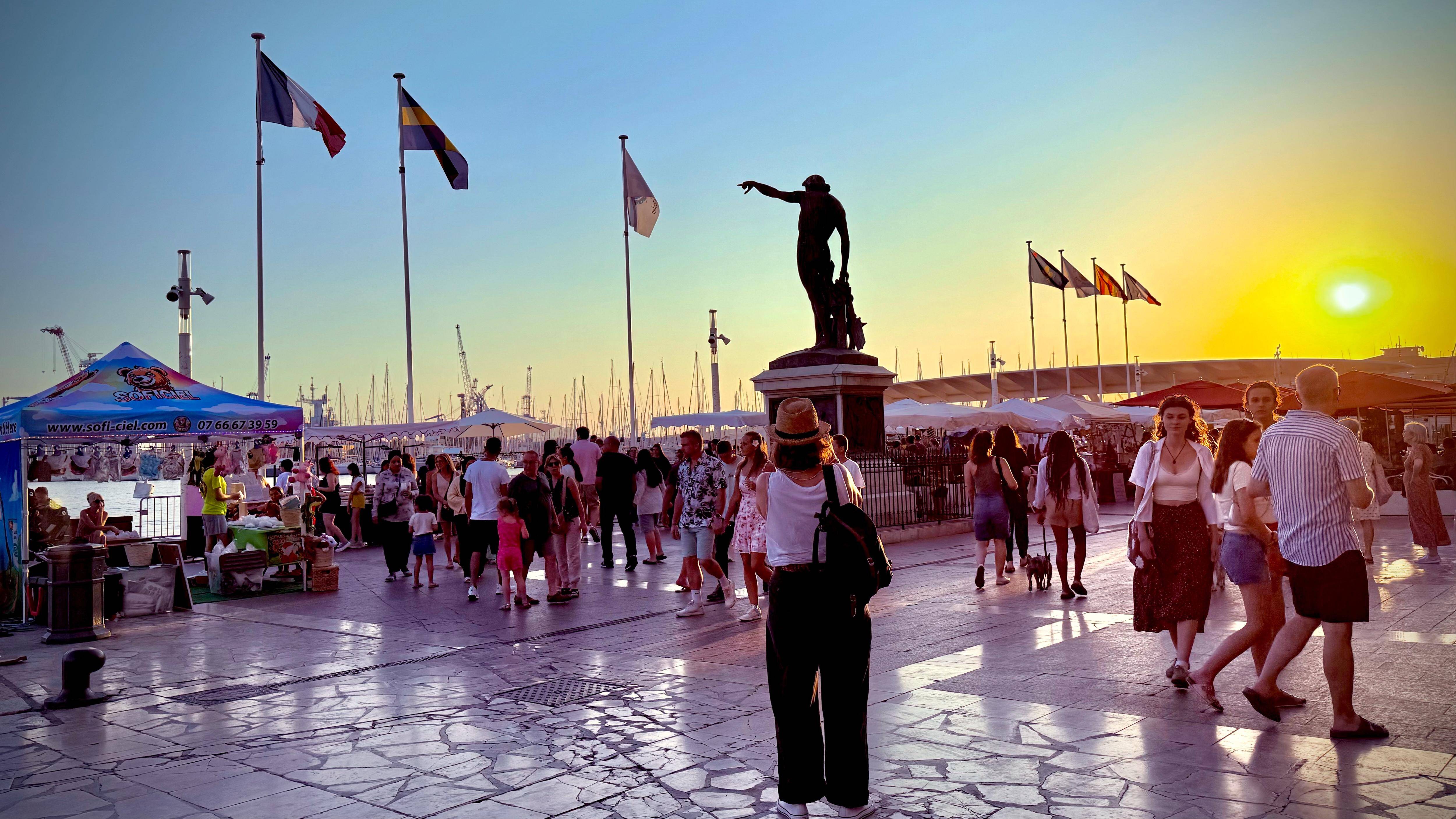 On fait le bilan des premières Escales toulonnaises, le marché nocturne de commerçants et créateurs locaux sur le port
