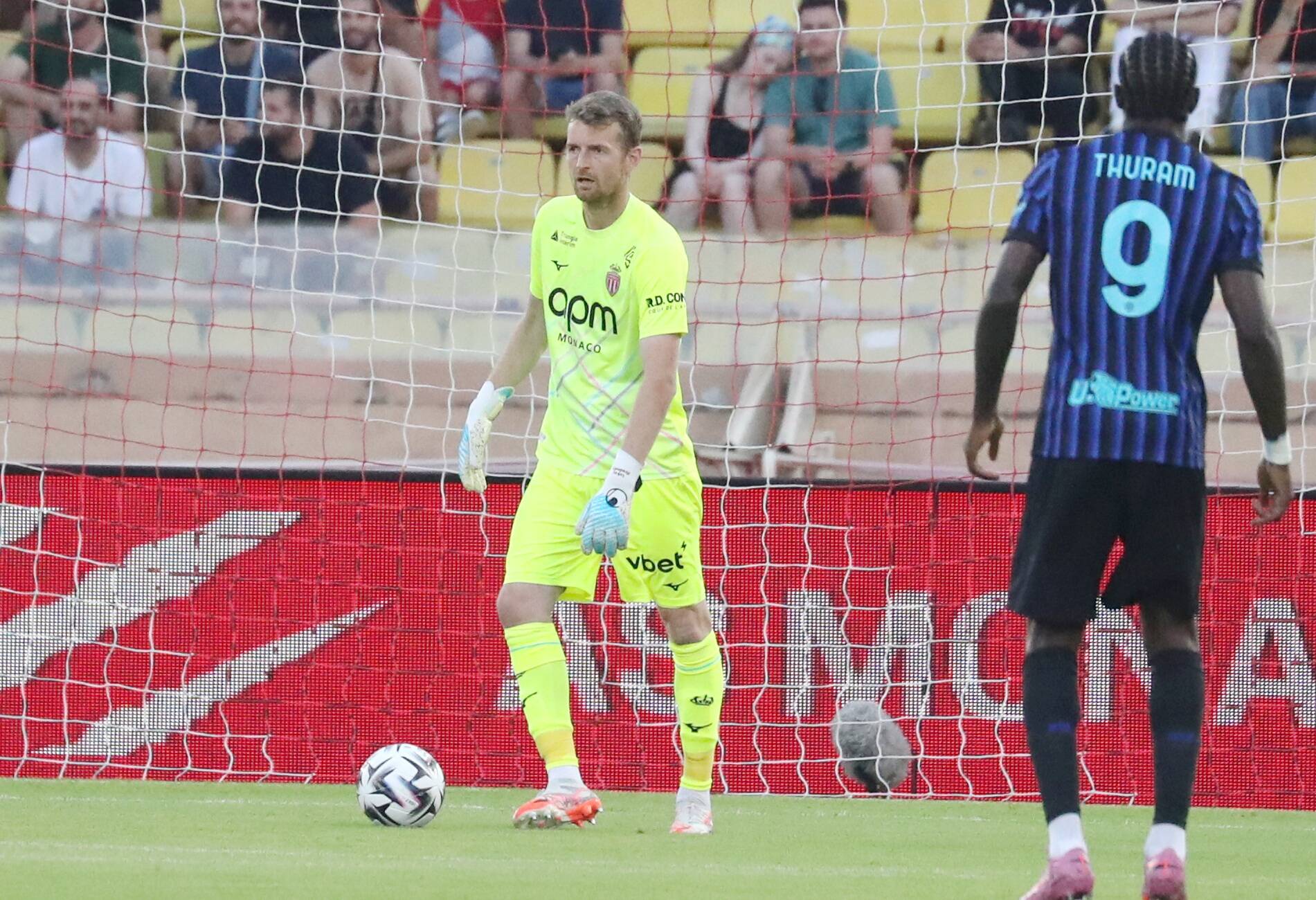 "Je ne suis pas parfait mais je ferai de mon mieux": ce qu'il faut retenir de la présentation du nouveau gardien de l'AS Monaco Lukas Hradecky