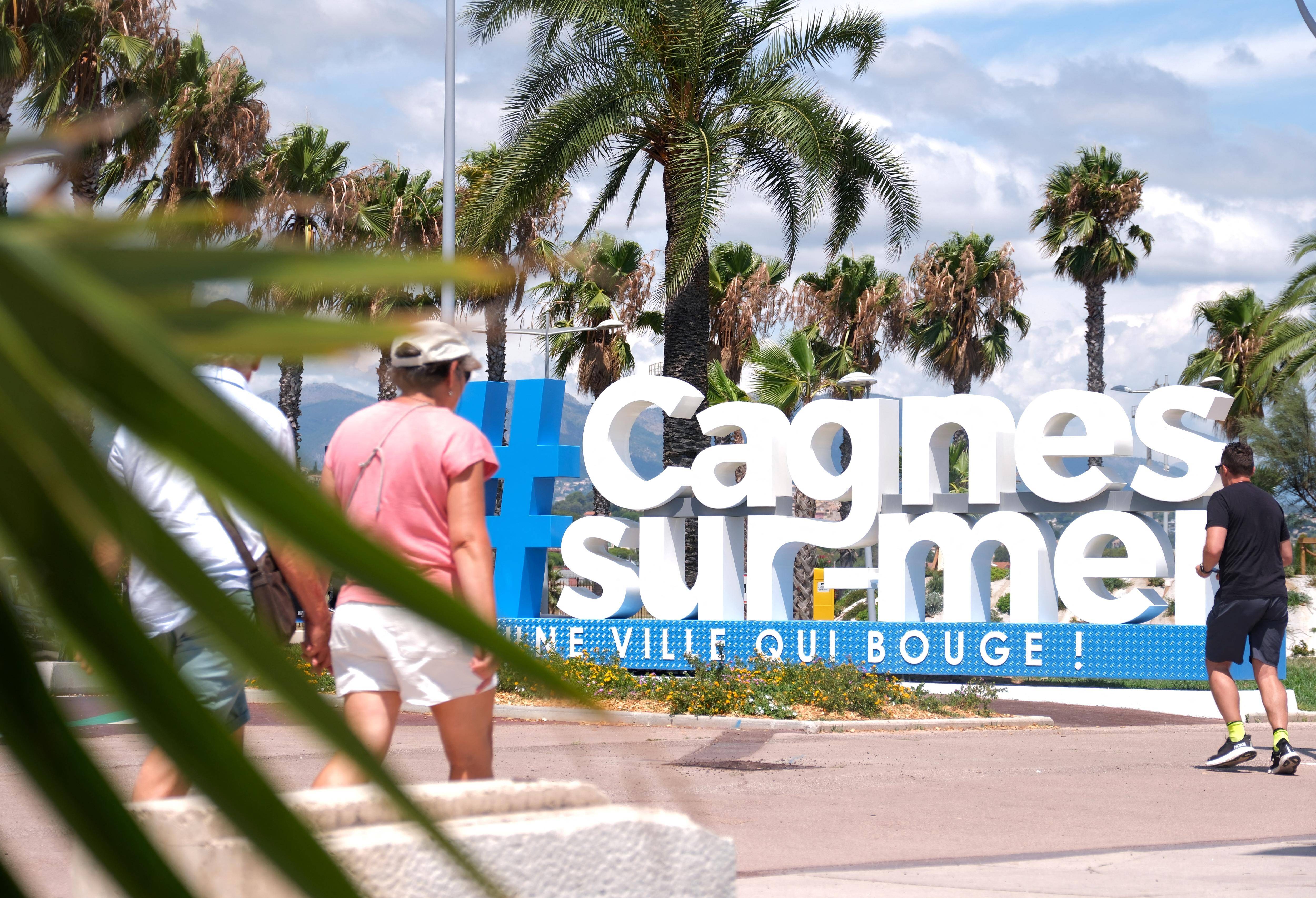 La structure #Cagnes-sur-Mer installée en juin ne passe pas inaperçue: mais séduit-elle les passants?