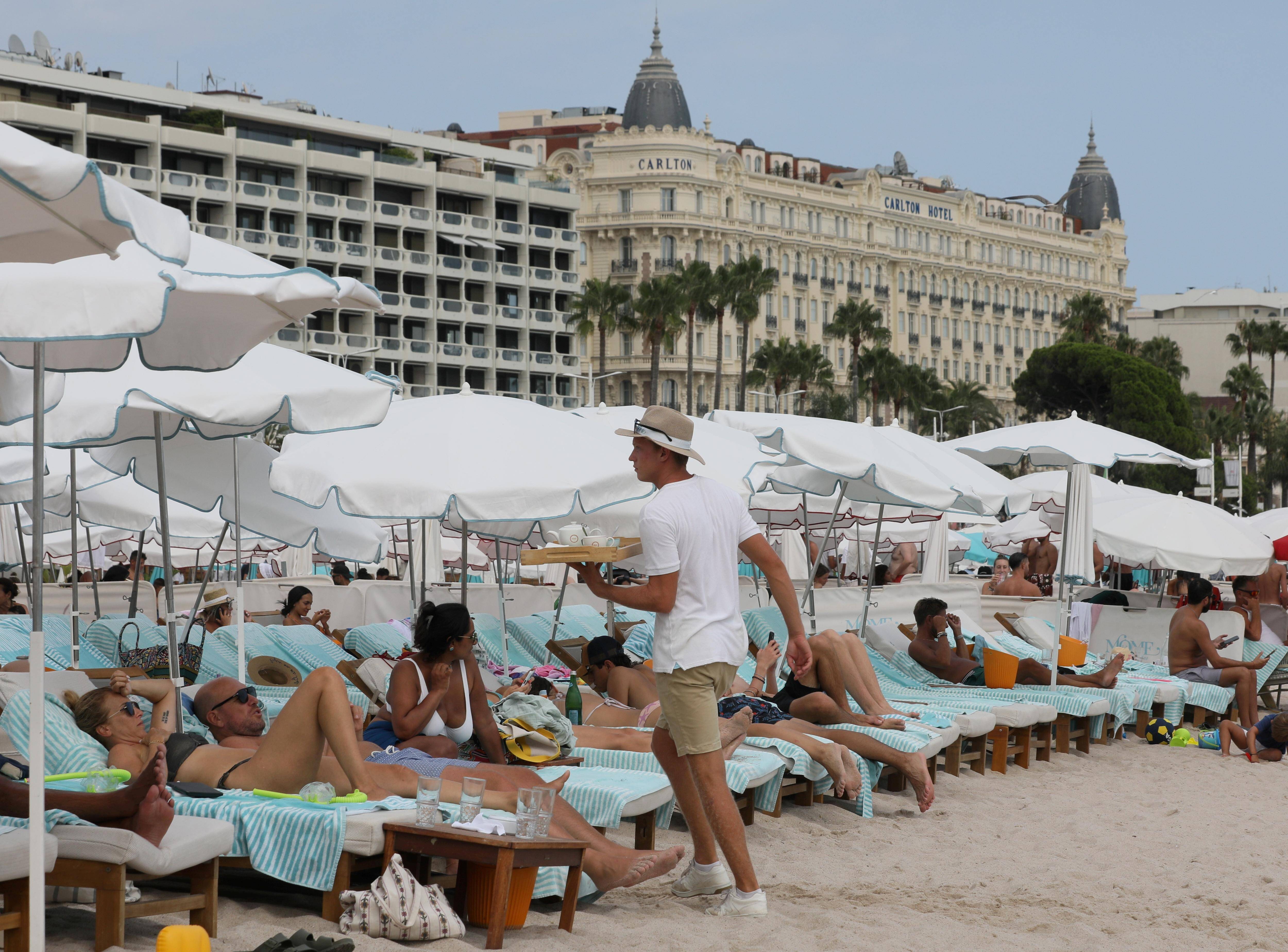 "On a payé 150 euros pour deux transats, et franchement, ça ne me choque pas": à Cannes et Antibes, les plages privées vivent un été au beau fixe